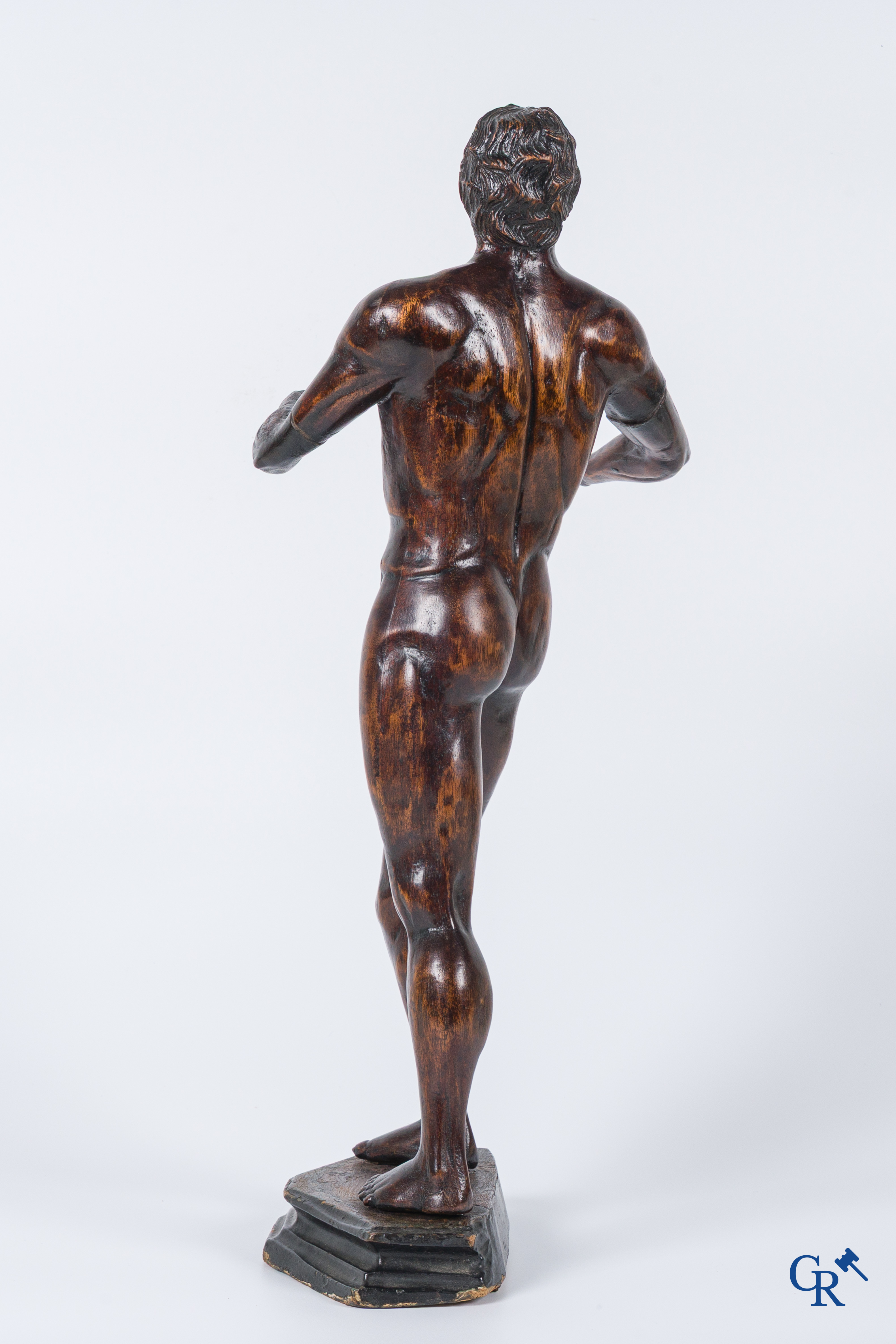 Een houten gesculpteerd model van een staande man. Duitsland of Italië, 18e-19de eeuw.