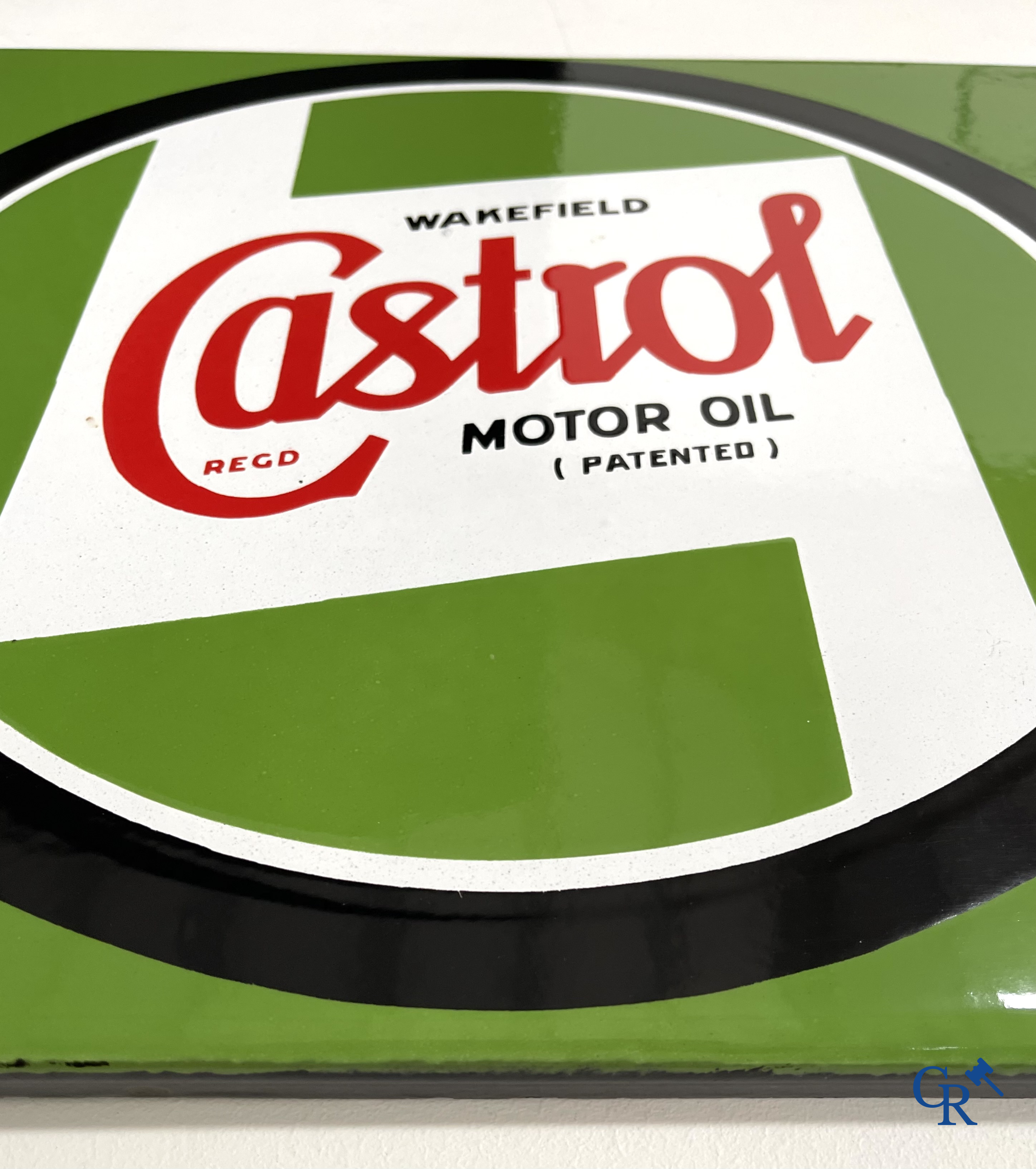 Castrol Motor Oil, plaque émaillée publicitaire pour huile moteur Castrol. Version rare avec 2 logos cerclés noirs. 1948.