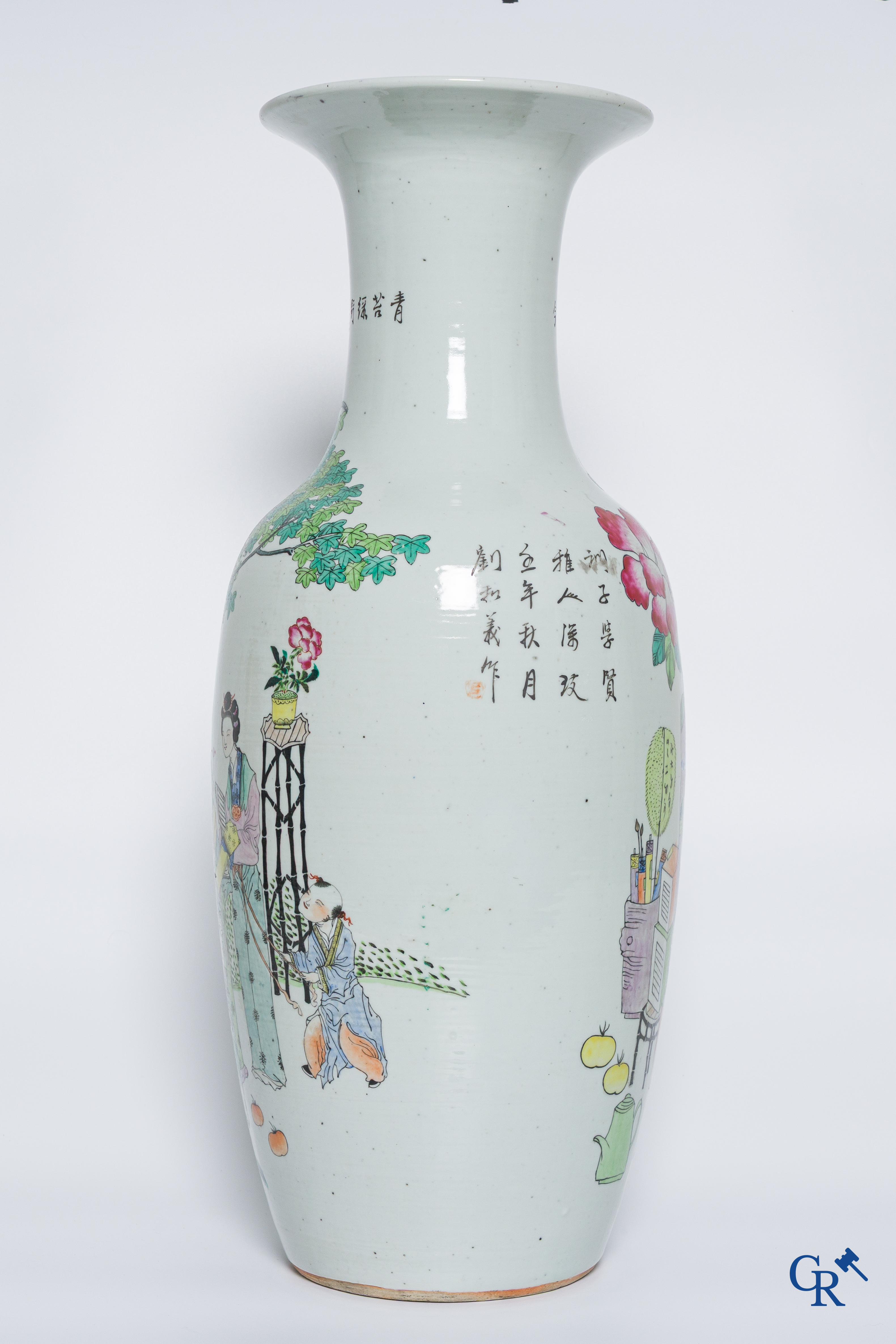 Chinees Porselein: Chinese vaas met een dubbel decor van personages en antiquiteiten.
