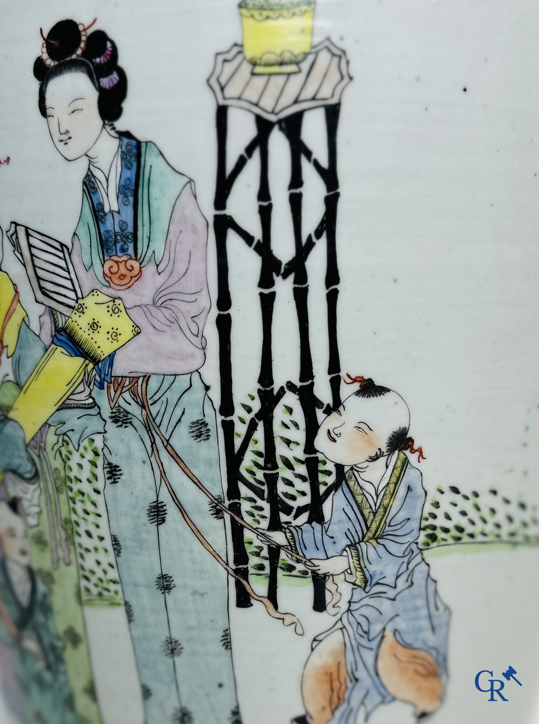 Chinees Porselein: Chinese vaas met een dubbel decor van personages en antiquiteiten.