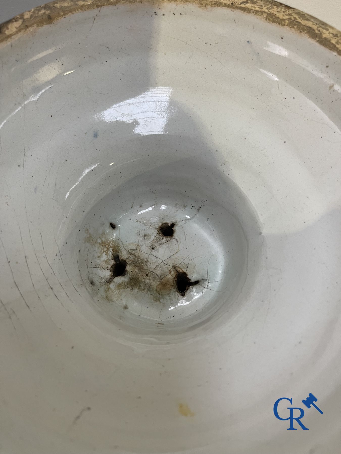 Delft : 11 pièces en faïence bleu et blanc aux décors différents. XVIIe - XVIIIe siècle.