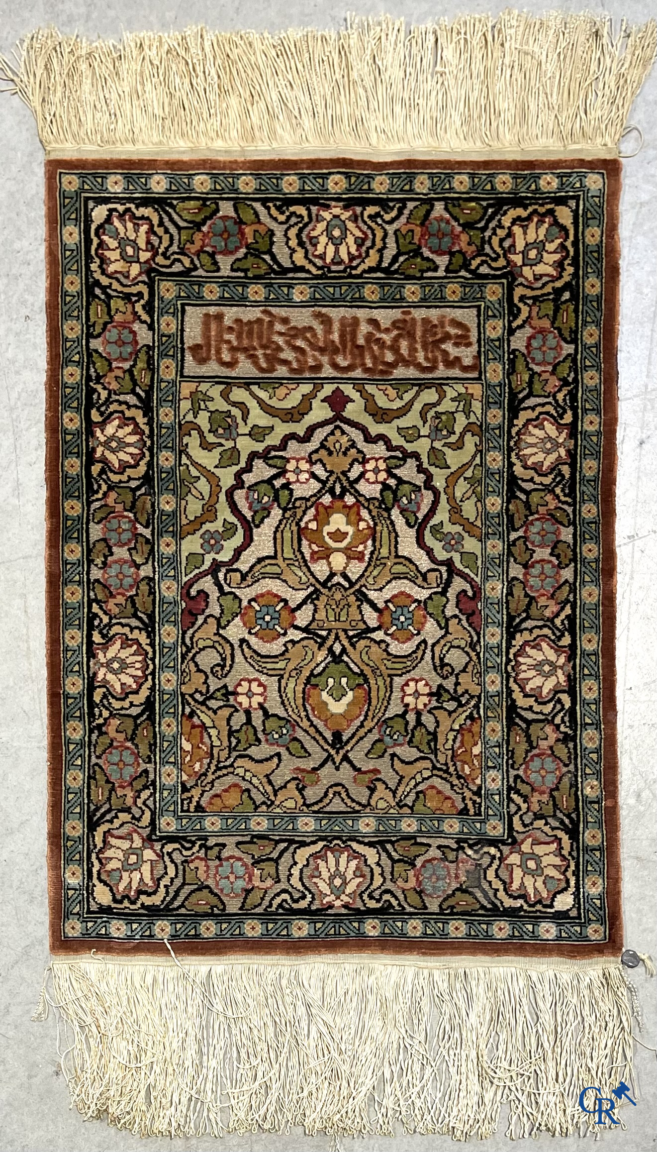 Oosterse tapijten. 2 kleine zijden tapijtjes bewerkt met gouddraad.