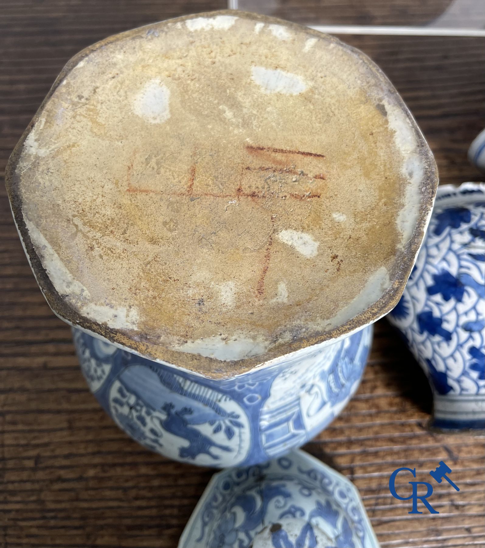 Delft : 11 pièces en faïence bleu et blanc aux décors différents. XVIIe - XVIIIe siècle.