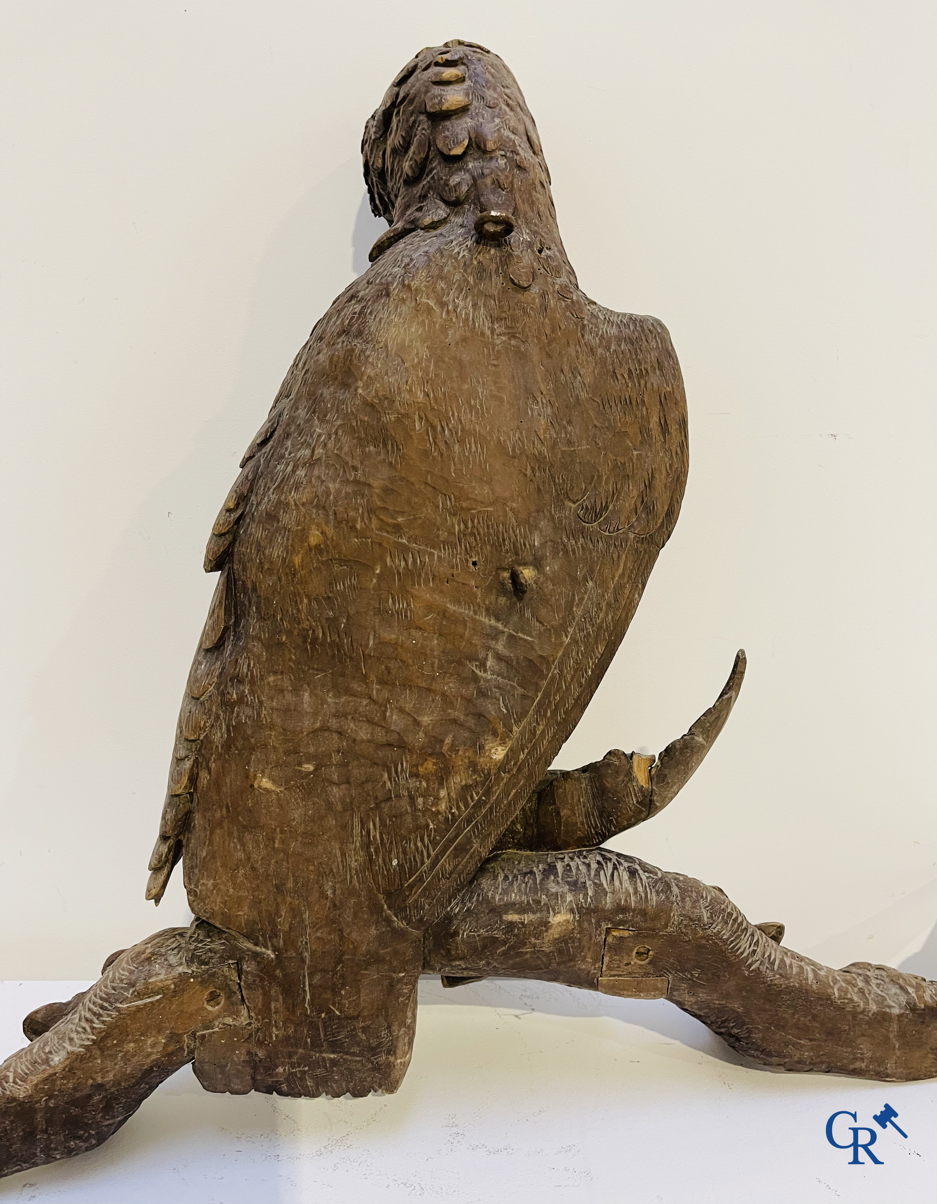 Zwarte Woud, een porte-manteau in zogenaamd "Black Forest" houtsnijwerk, een uil met prooi voorstellend. Eind 19e eeuw.