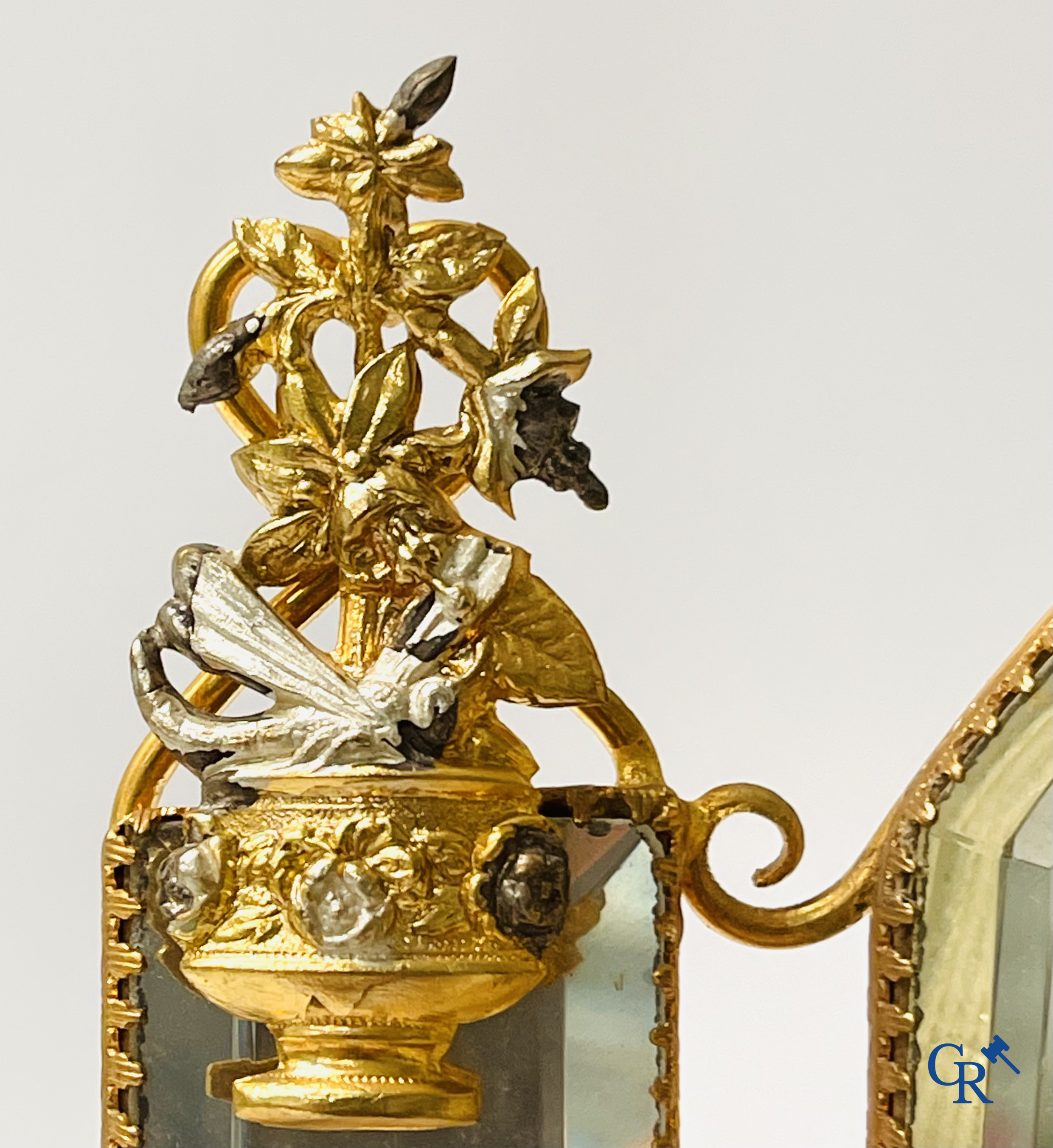 An exceptional glass dome with a bridal bouquet. Mirrors in gilded and silvered brass. Circa 1900.