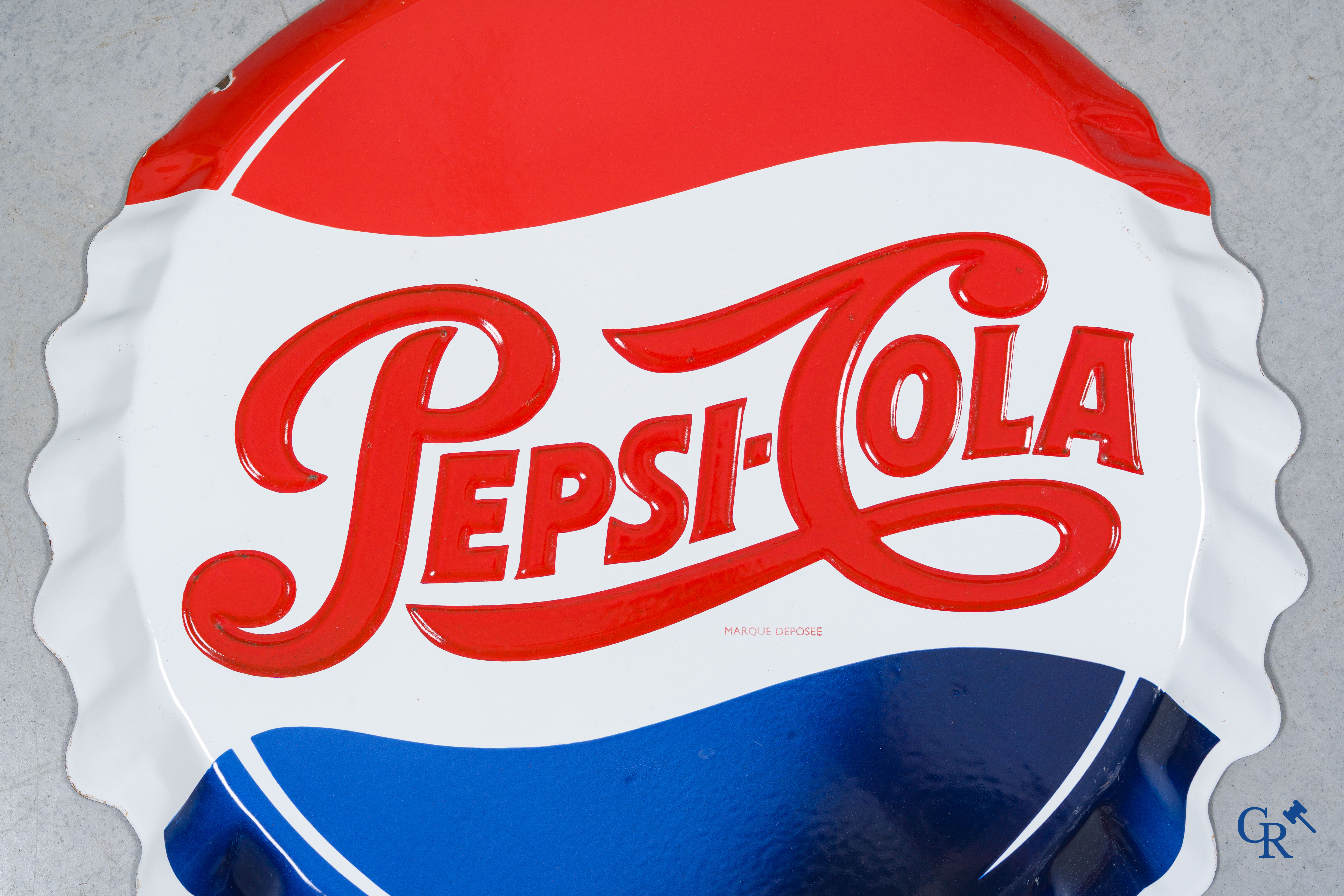 Pepsi-Cola, emaille reclamebord in reliëf in de vorm van een kroonkurk, Langcat Holland.