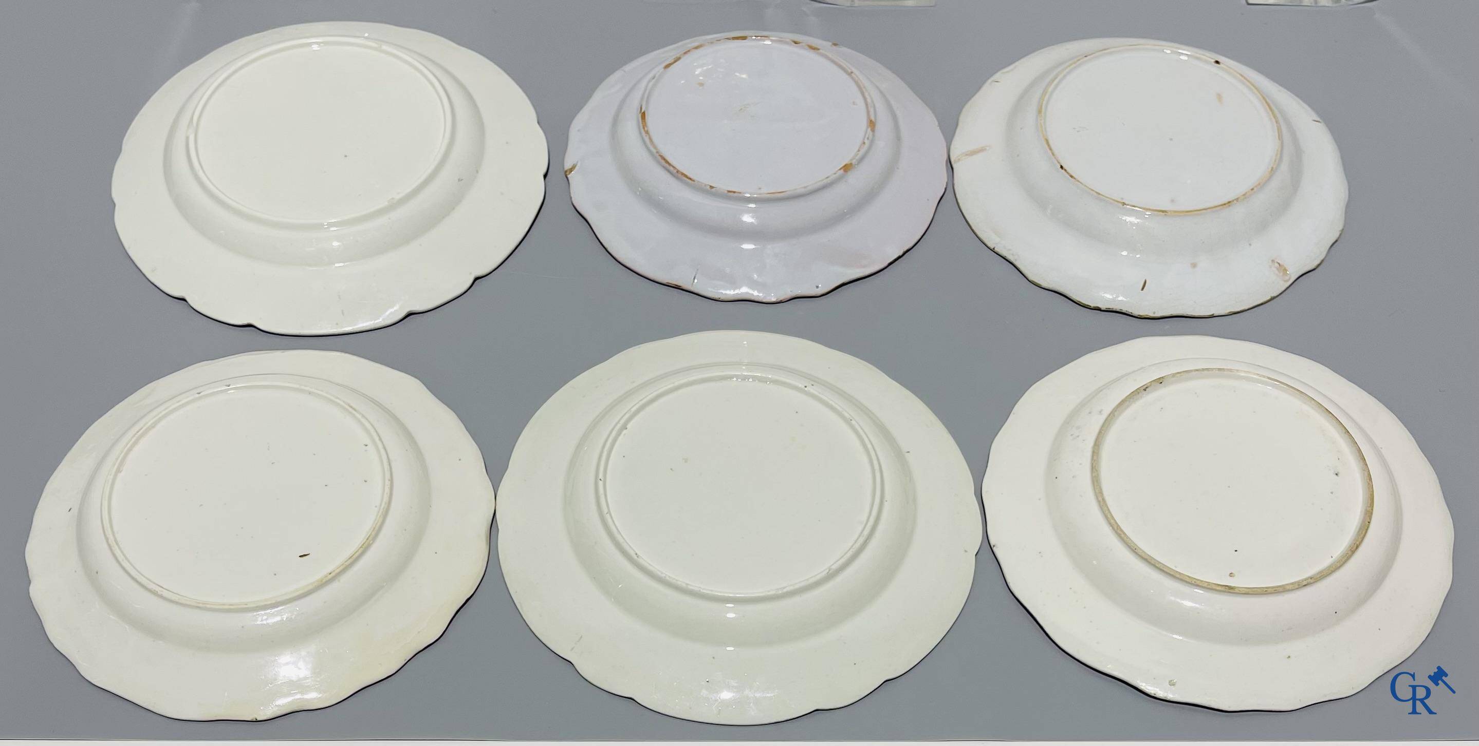 Europees porselein, Doornik. 16 borden met polychroom bloemendecor en 2 borden in de stijl van St. Amand. 18e eeuw.