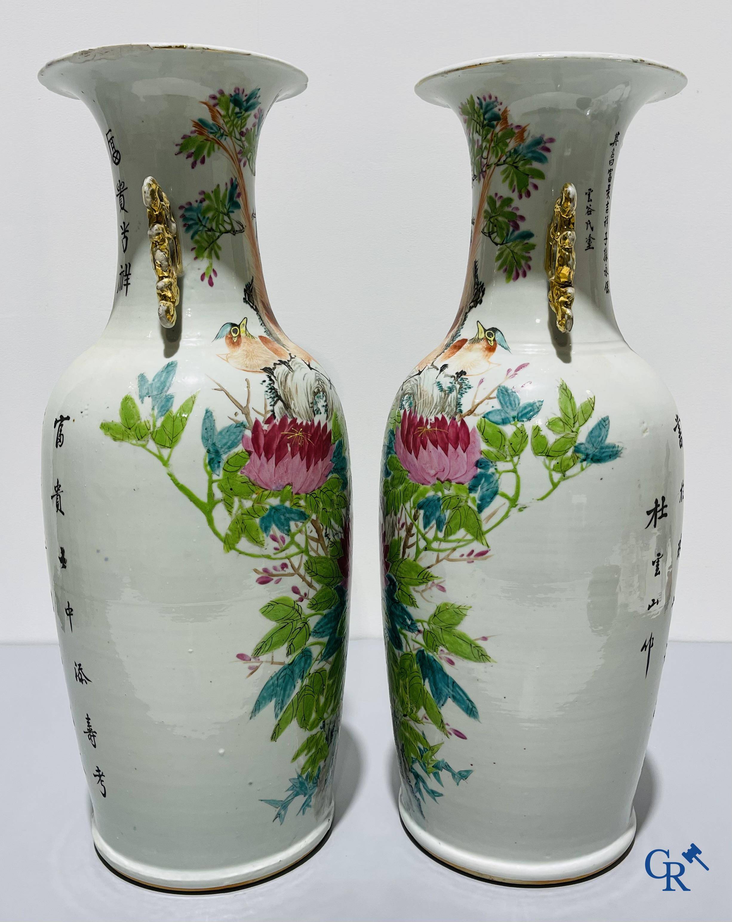 Art Asiatique, porcelaine chinoise. Une paire de vases chinois avec calligraphie.