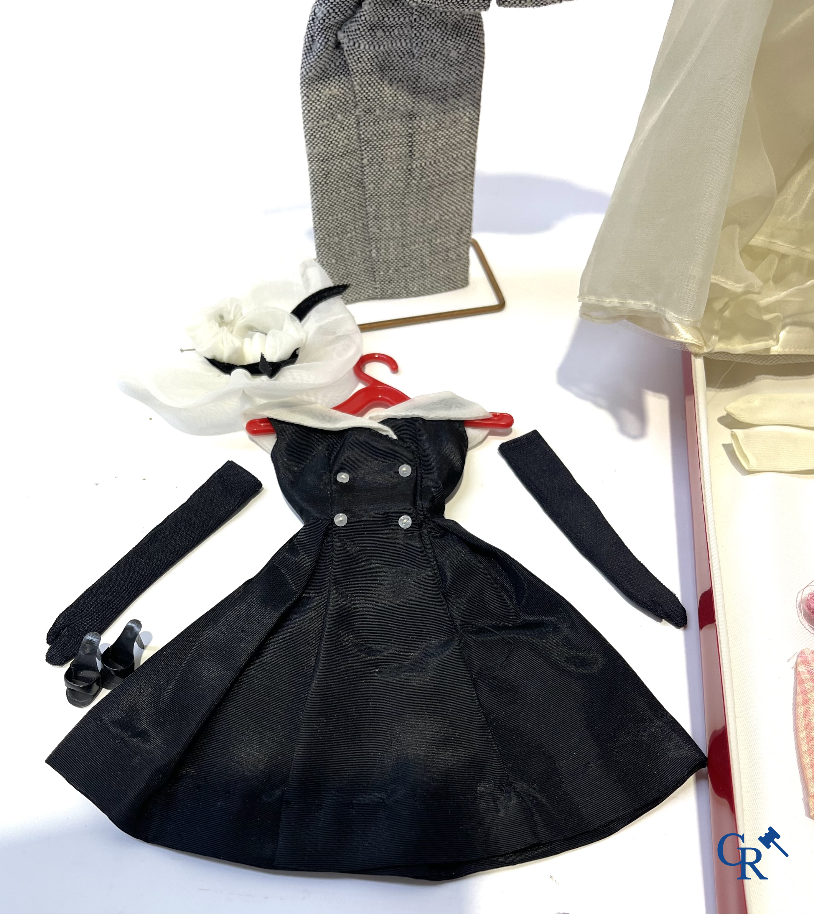 Vieux jouets. Mattel, un beau lot de poupées et attributs. Barbie, Ricky, Skipper, Ken, etc. Années 1960 et plus tard.