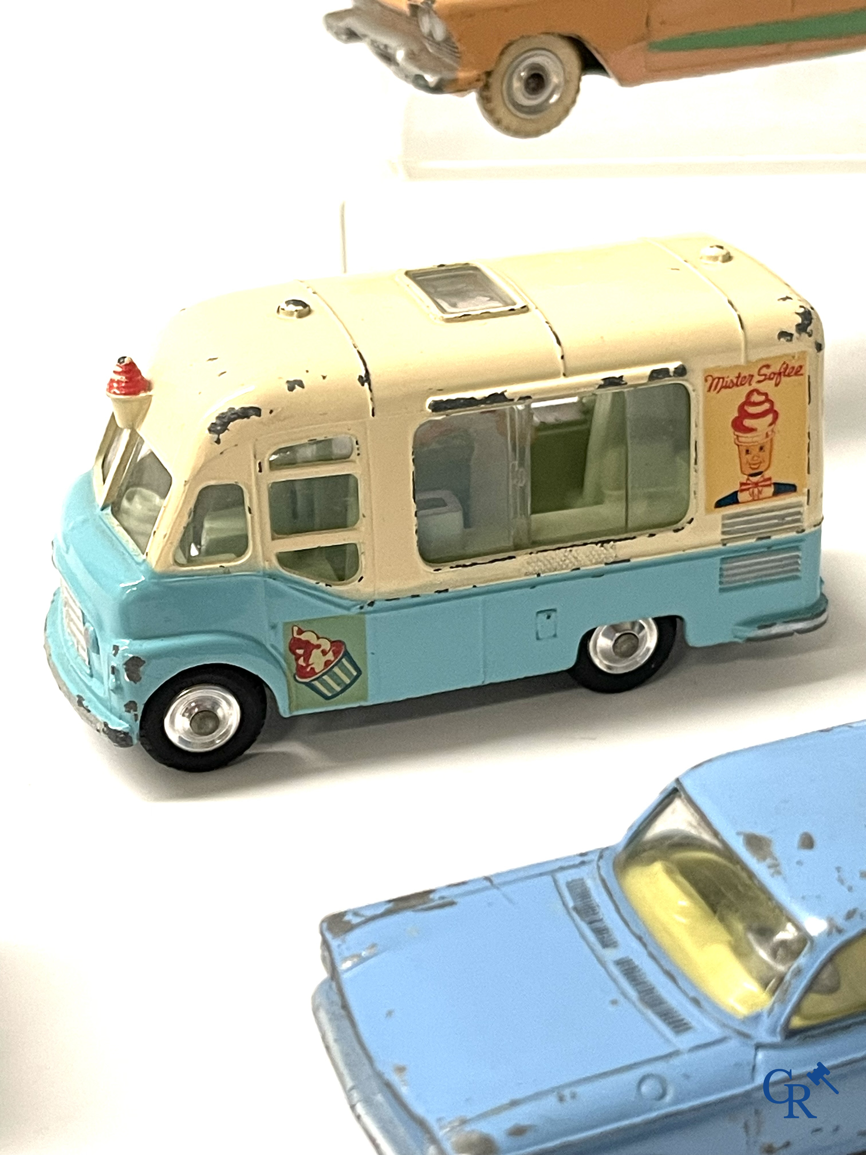 Old toys, a lot with Dinky Toys and Corgi Toys.