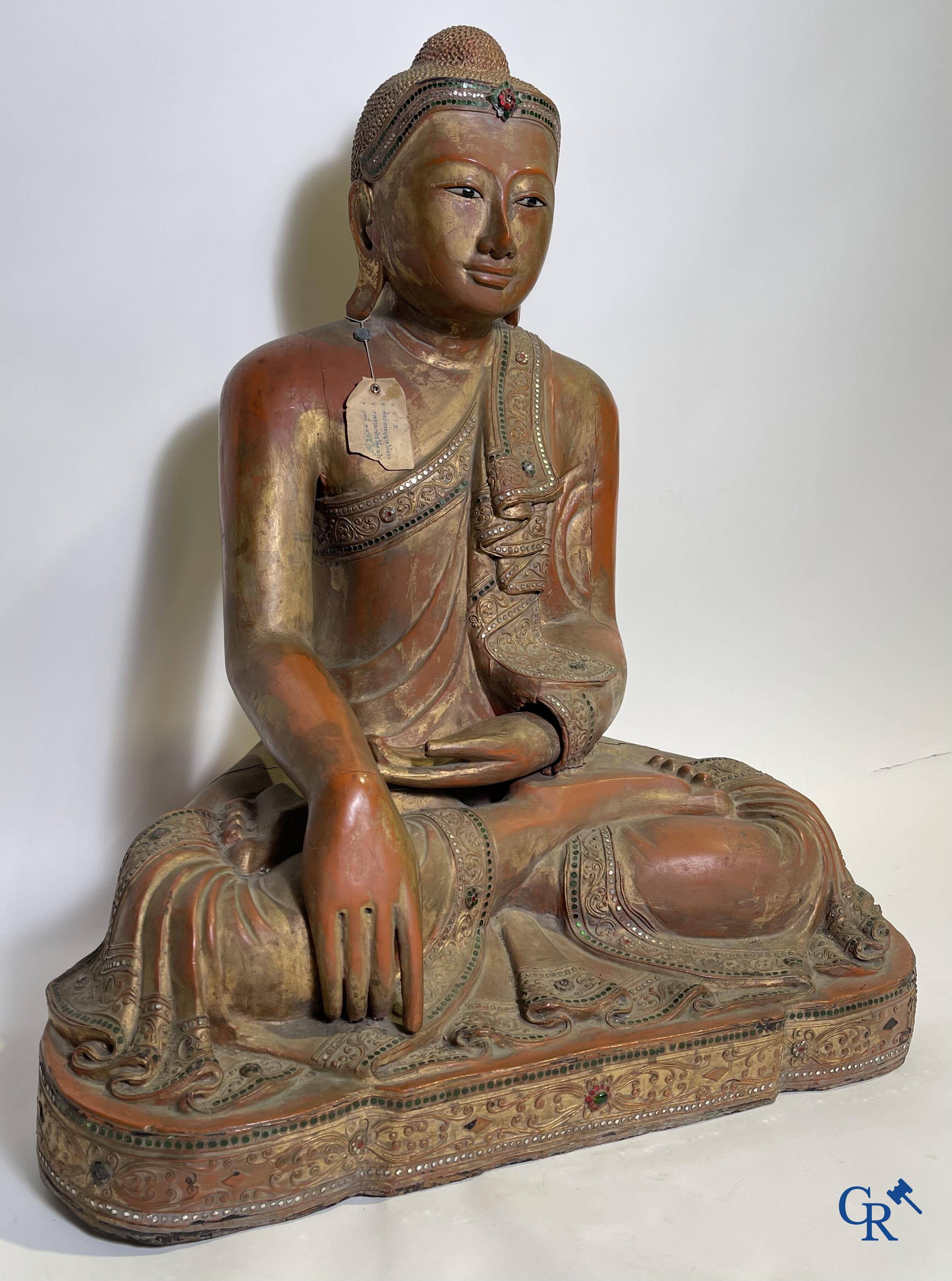 Imposing wooden lacquered Bouddha. Burma, 19th century.