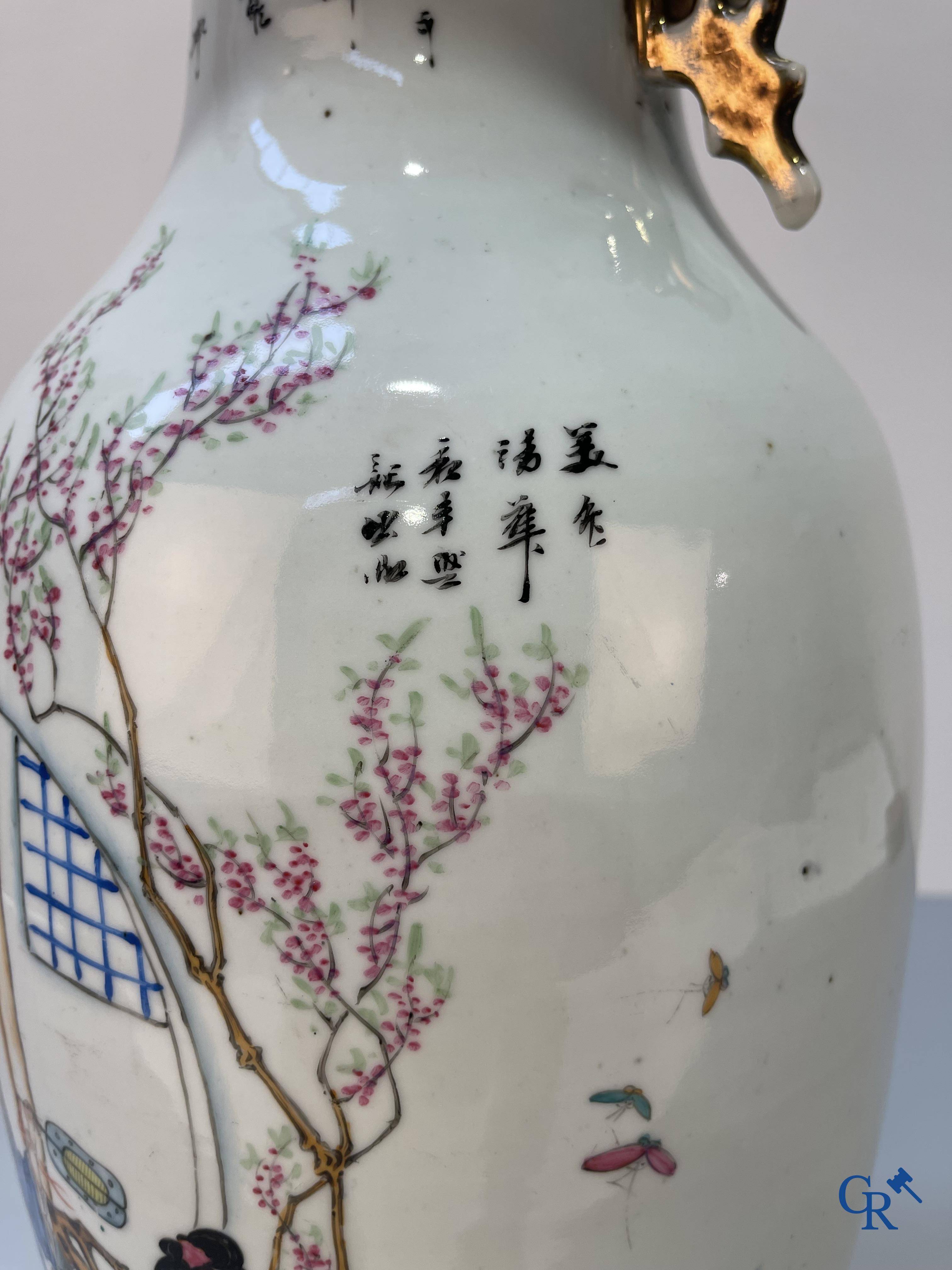 Art Asiatique, porcelaine chinoise, un vase chinois à double décor avec des sages. Période République.