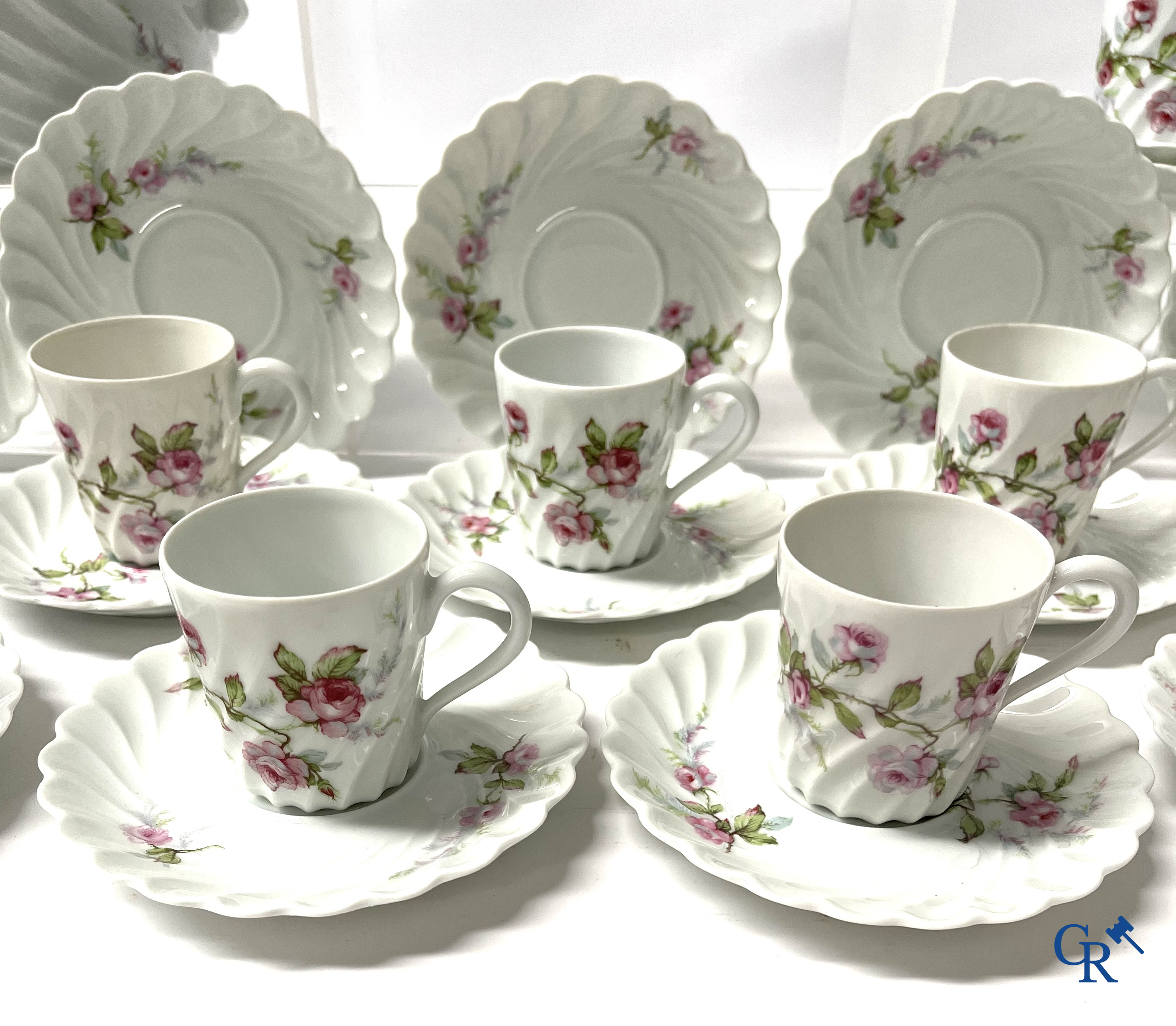 Haviland Limoges. An extensive hand-painted coffee tableware in French porcelain. Circa 1900.