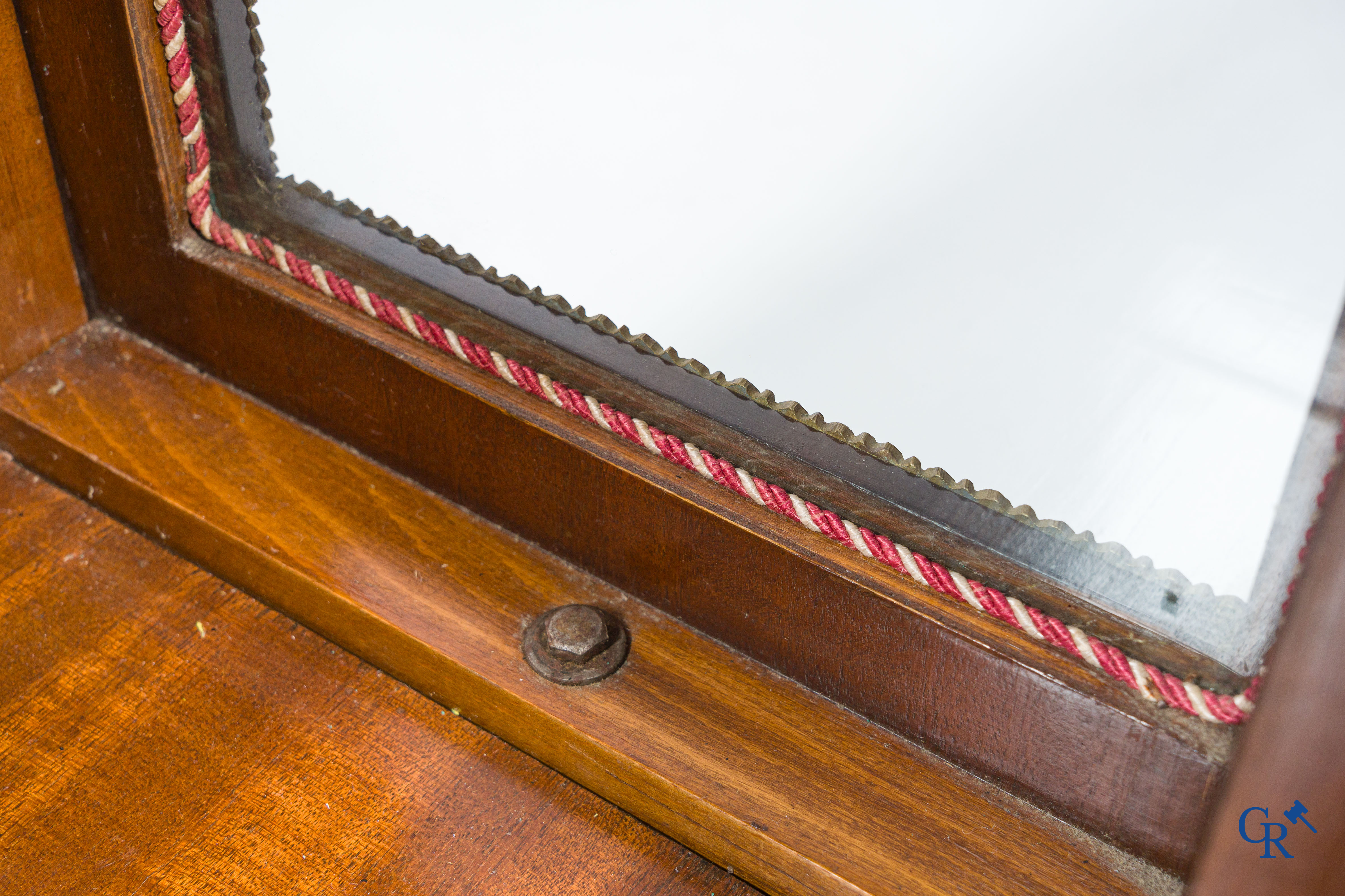 Een 1 deurs vitrine meubel met Boulle marqueterie. 19de eeuw.