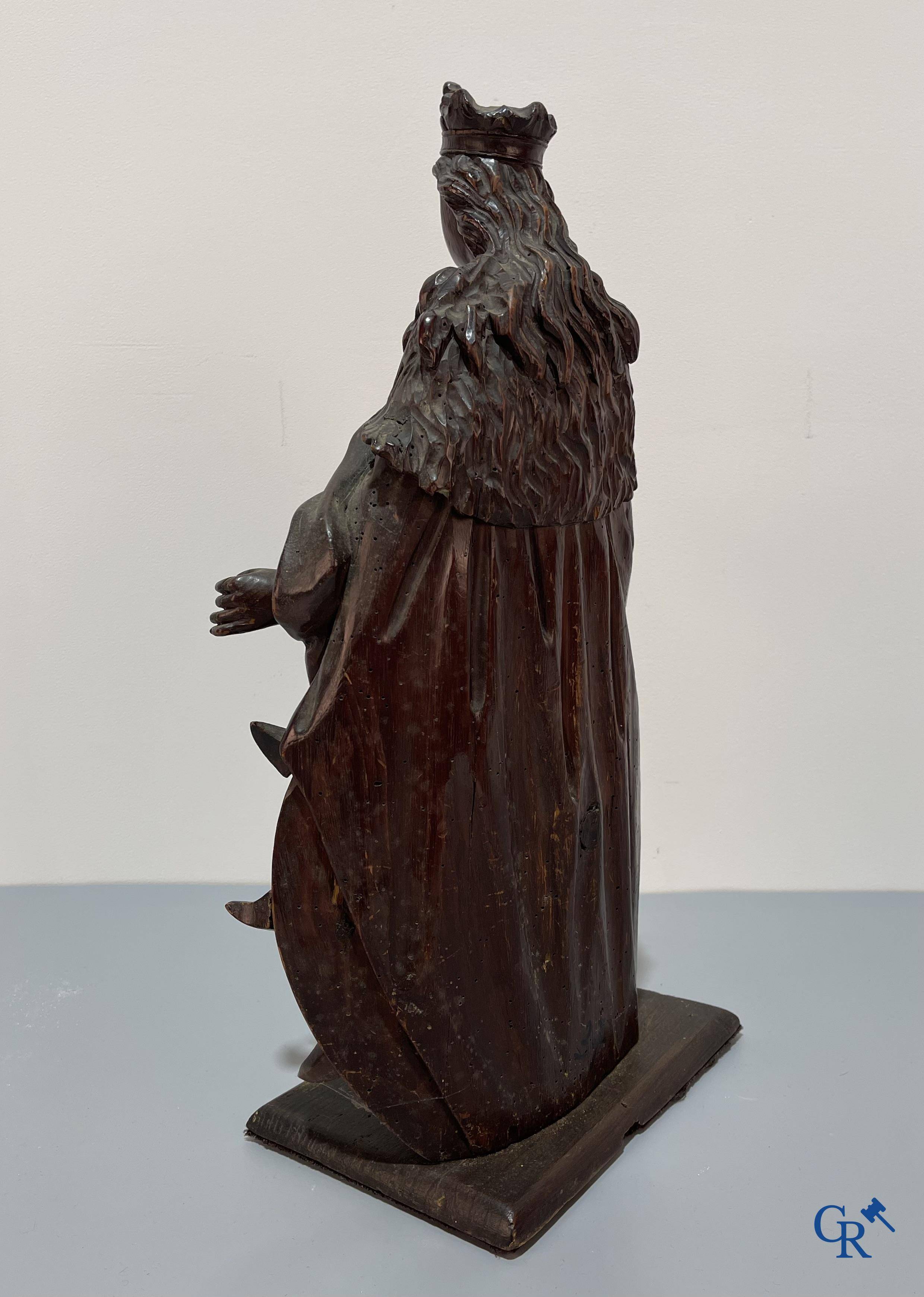Religieuze objecten, 3 antieke hout gesculpteerde voorstellingen van St. Catharina. 18e-19e eeuw.