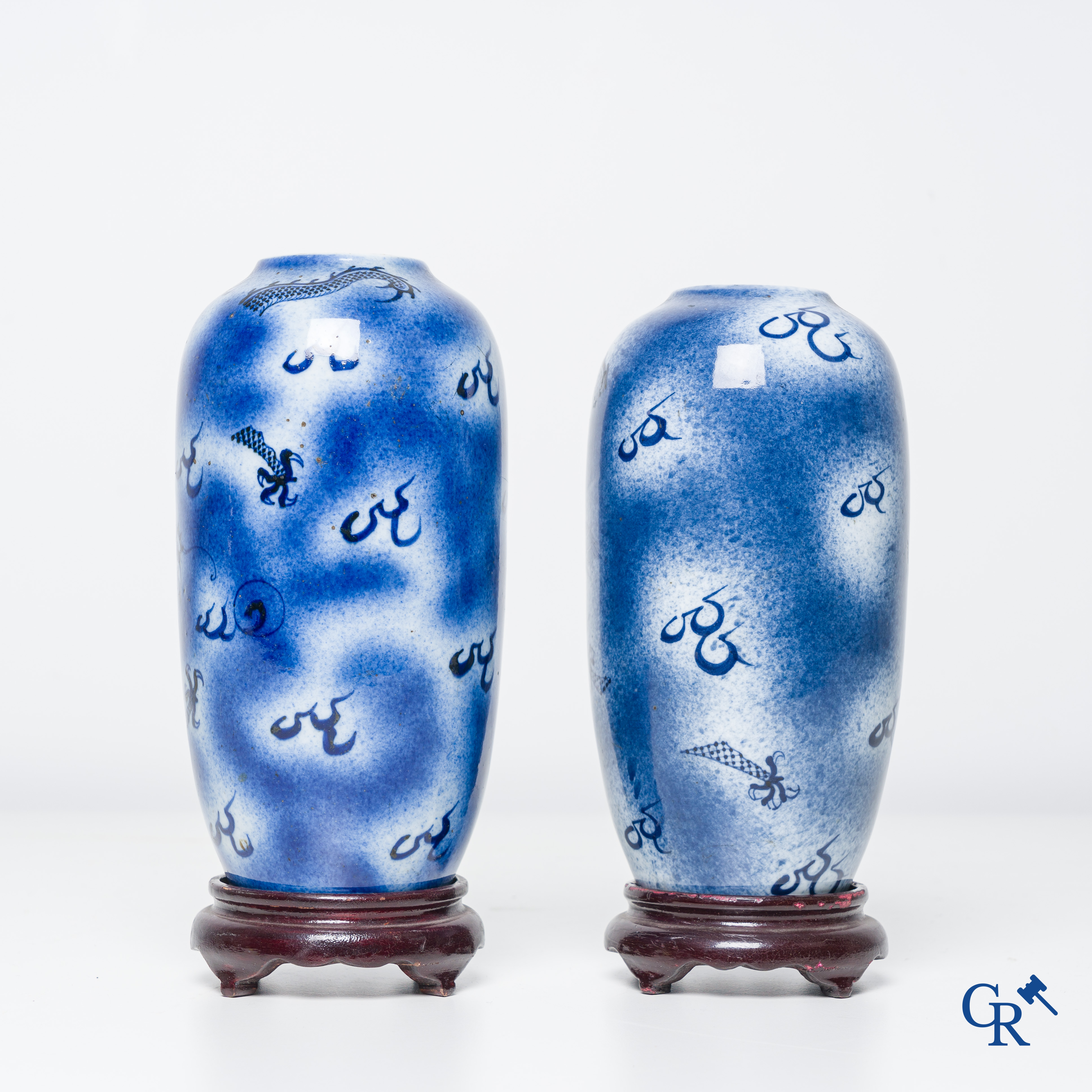 Art Asiatique, porcelaine chinoise, 2 vases chinois au décor dragon. Porte une marque Kangxi.