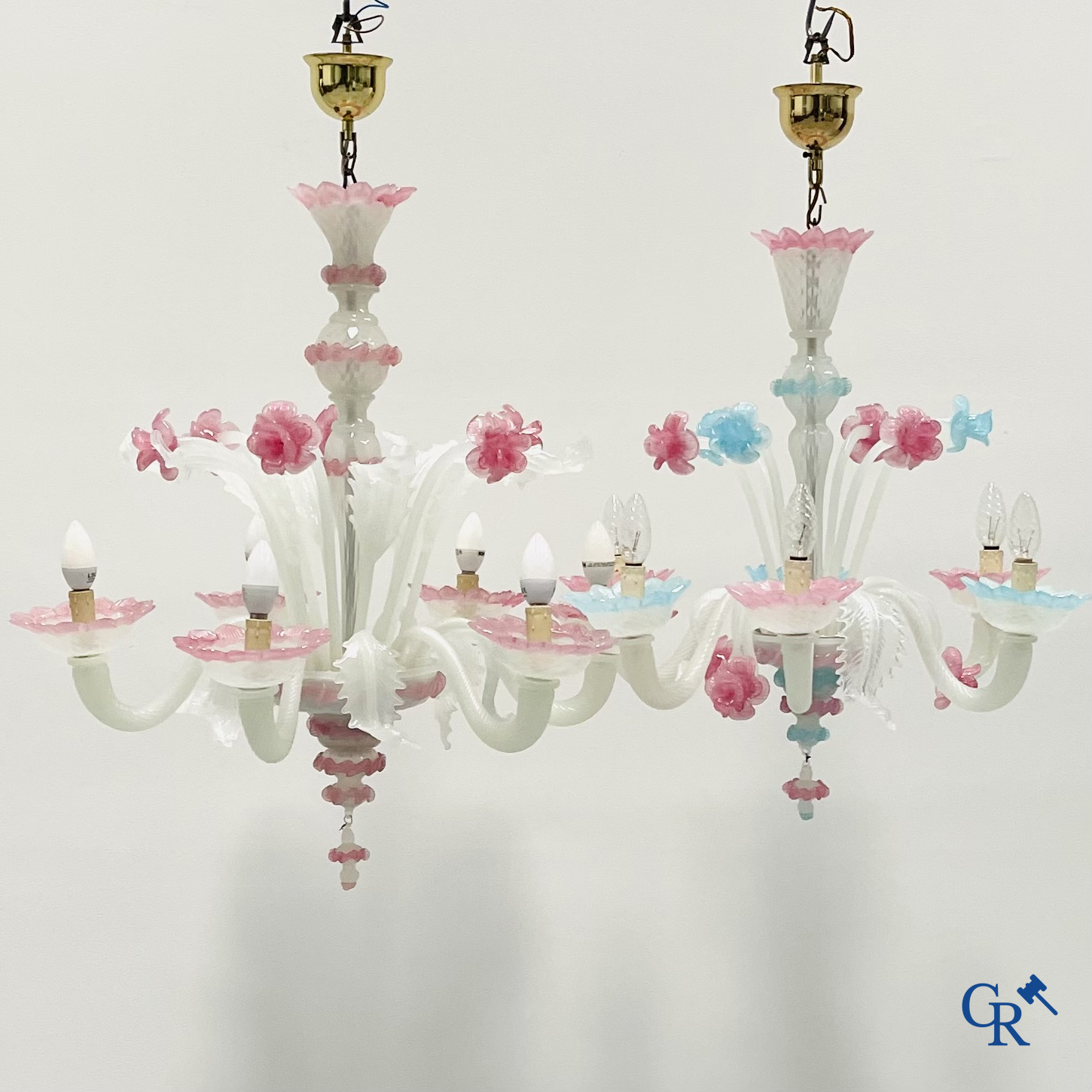 2 grote Venetiaanse luchters.