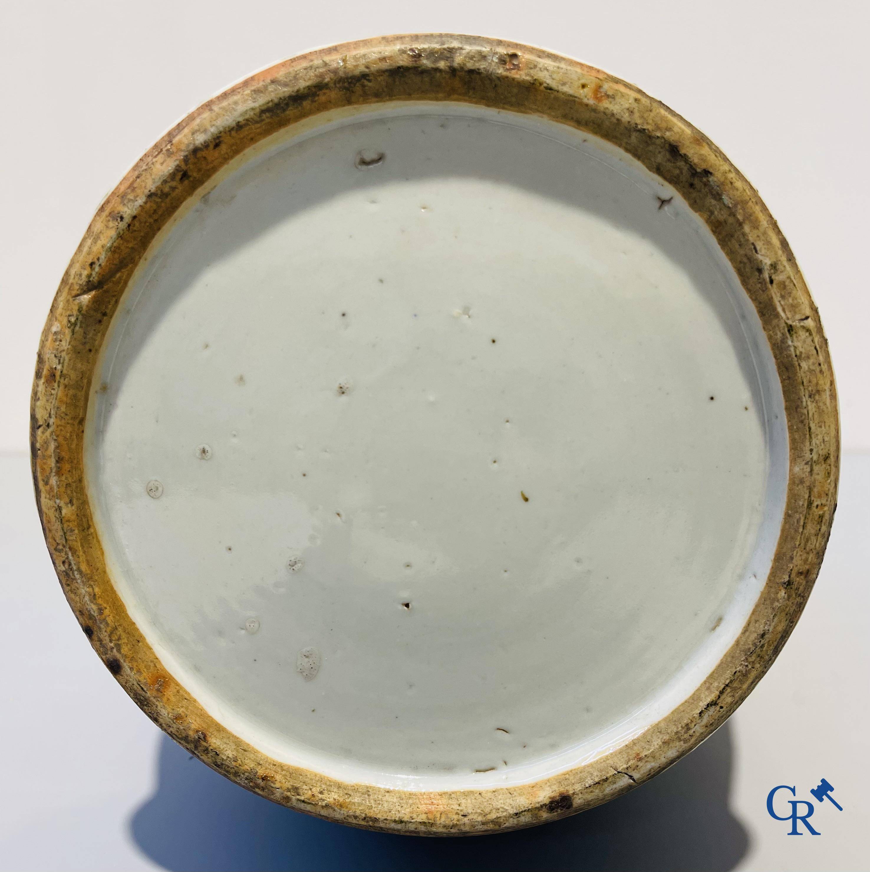 Art Asiatique, porcelaine chinoise. Une paire de vases chinois avec un décor d'antiquités. 19ème siècle.