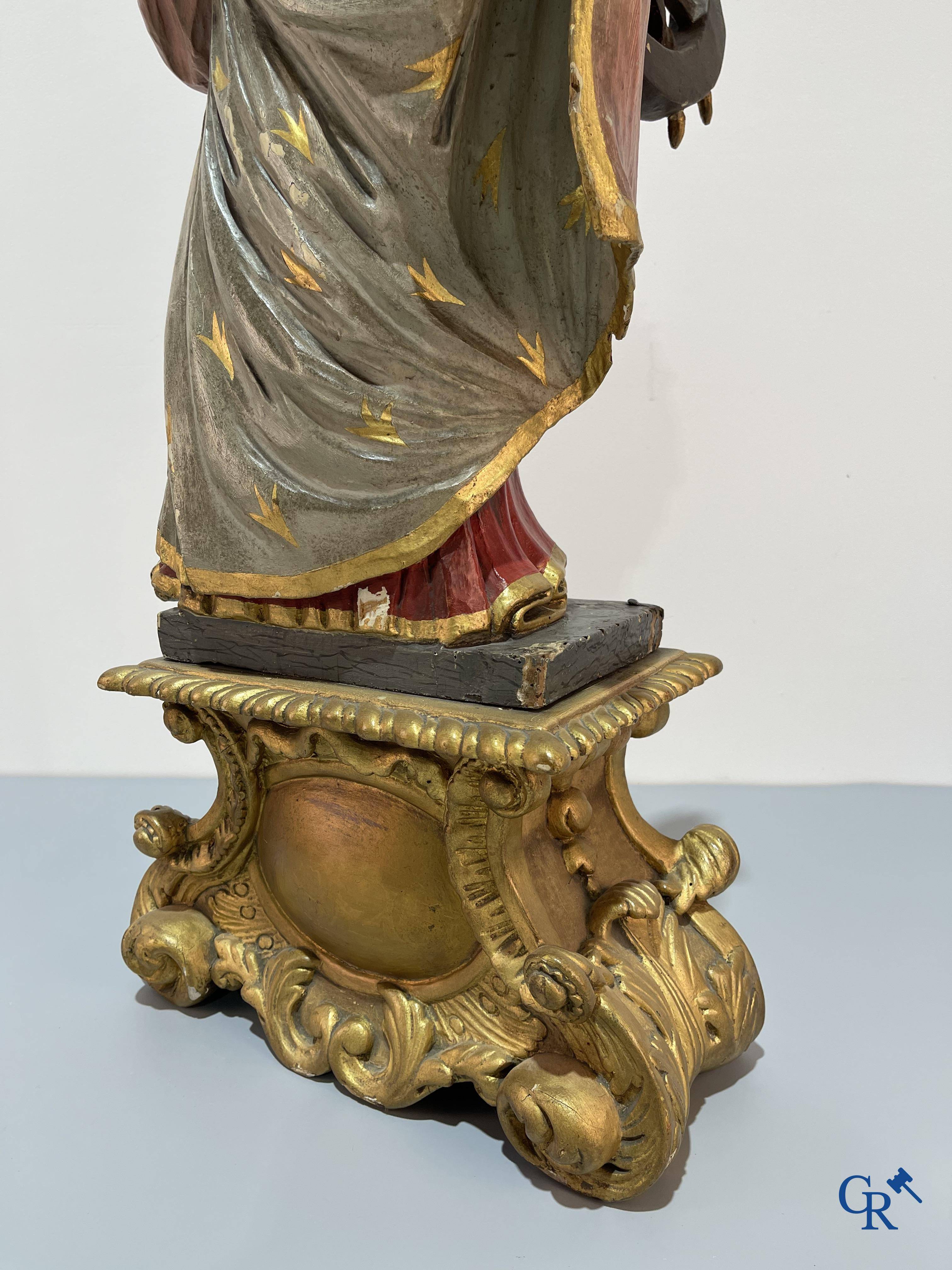 Religious objects, a finely carved and polychrome wooden statue of Saint Catherine in Baroque style. 18th century.