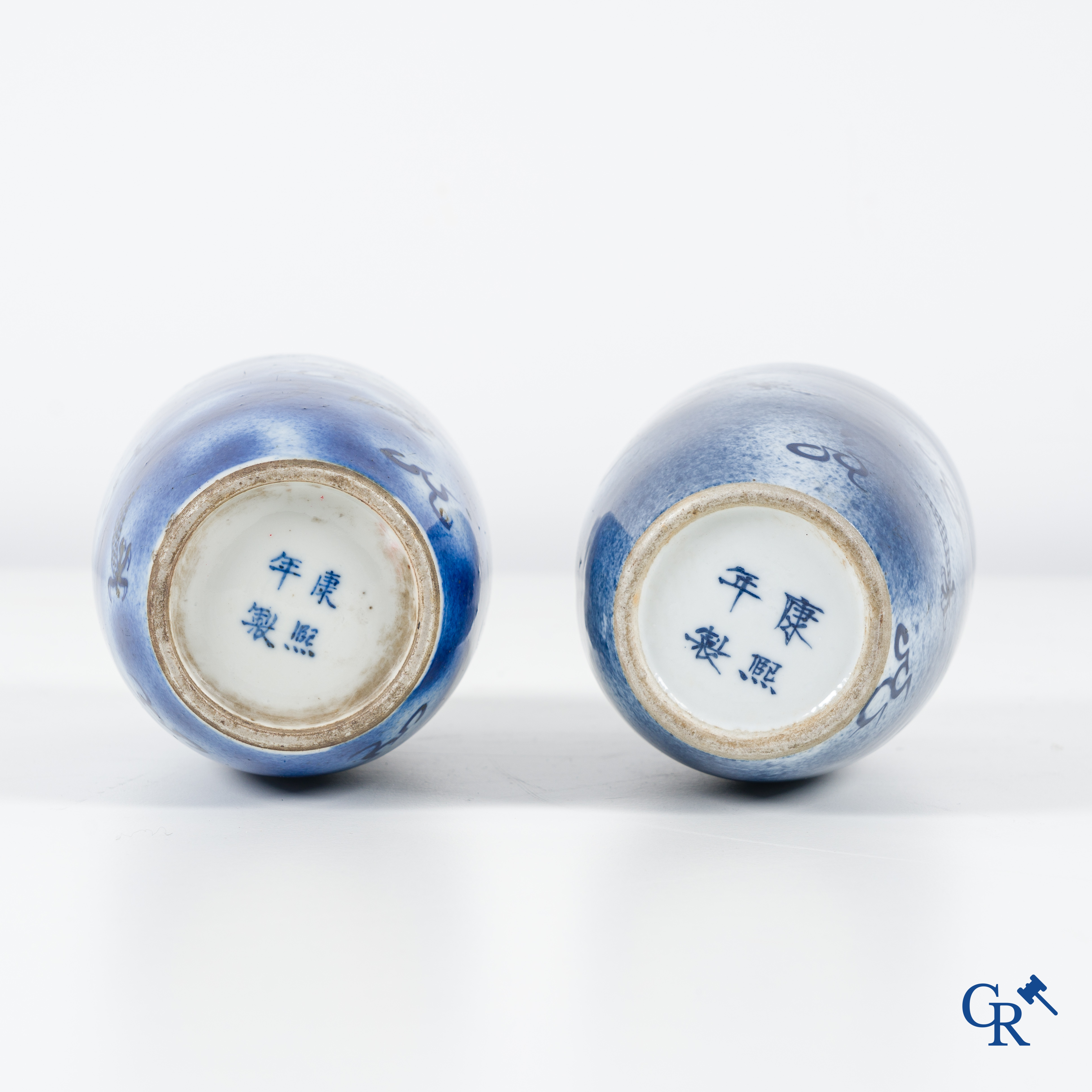 Art Asiatique, porcelaine chinoise, 2 vases chinois au décor dragon. Porte une marque Kangxi.