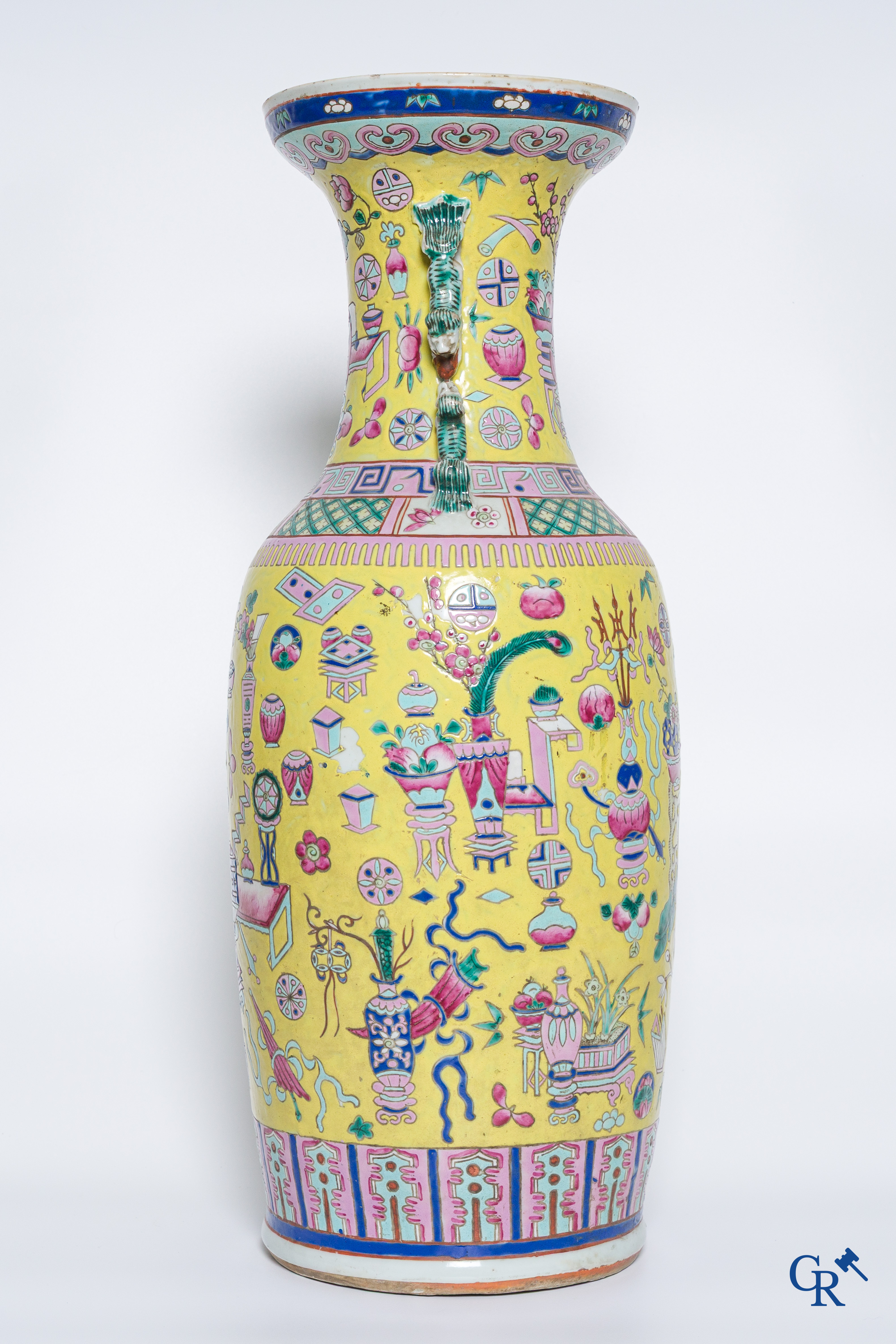 Aziatica, Chinees porselein, een grote Chinese famille jaune en rose vaas met een decor van antiquiteiten. 19e eeuw.