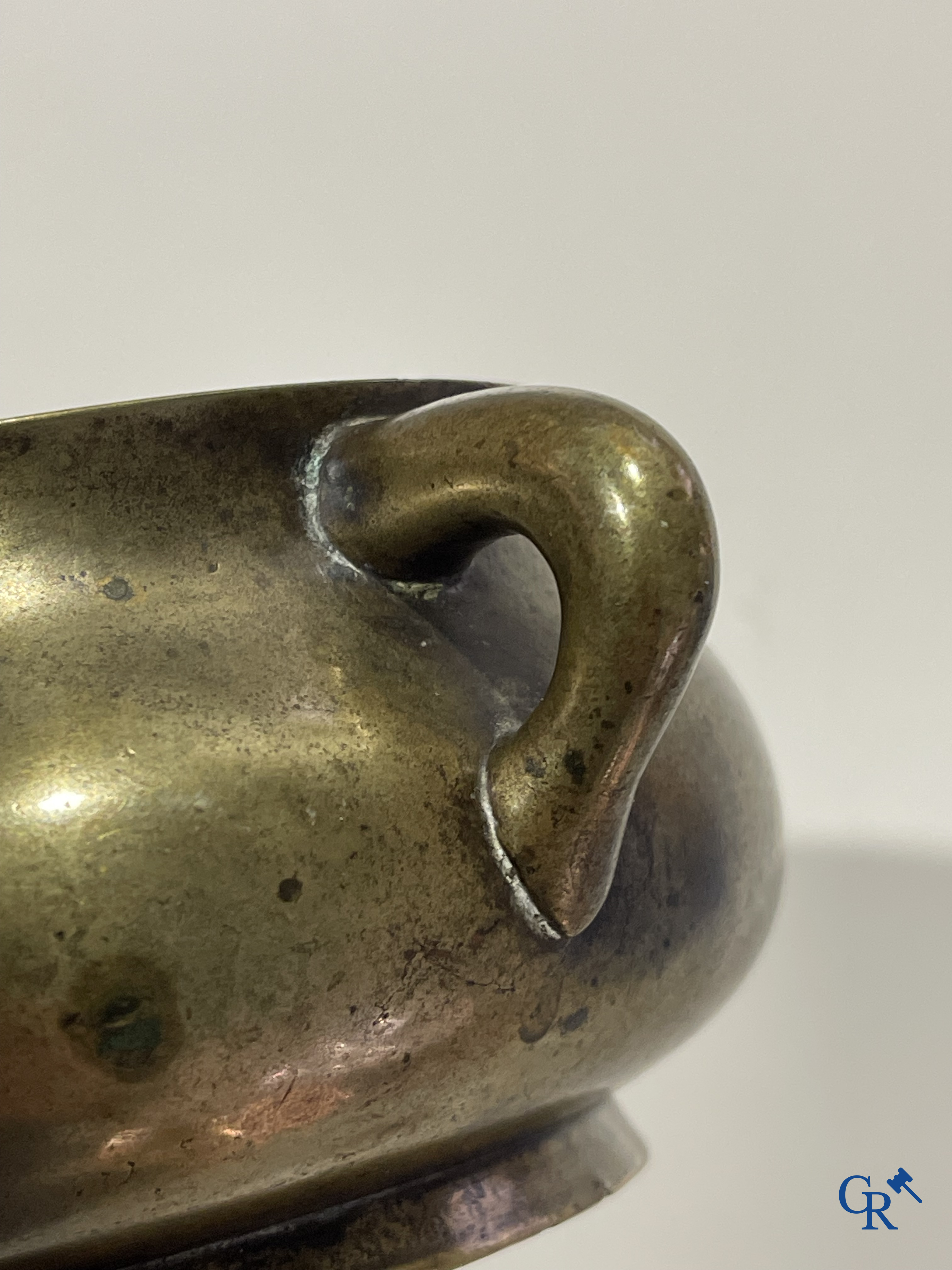 Aziatica, een Chinese bronzen wierookbrander. Chóngzhēn Dīngchǒu nián zhì 崇禎丁丑年製 mark, gedateerd 1637.