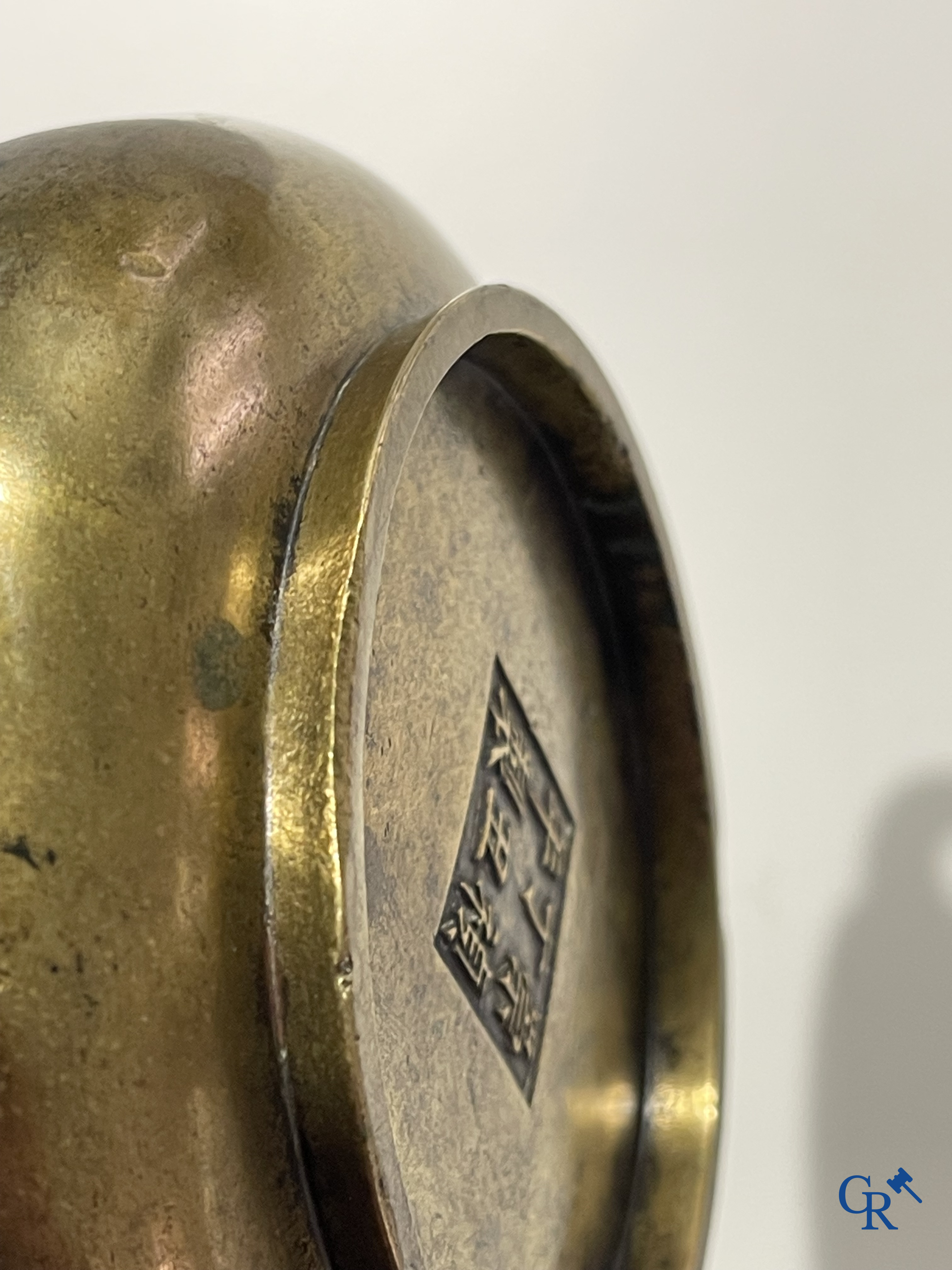 Aziatica, een Chinese bronzen wierookbrander. Chóngzhēn Dīngchǒu nián zhì 崇禎丁丑年製 mark, gedateerd 1637.