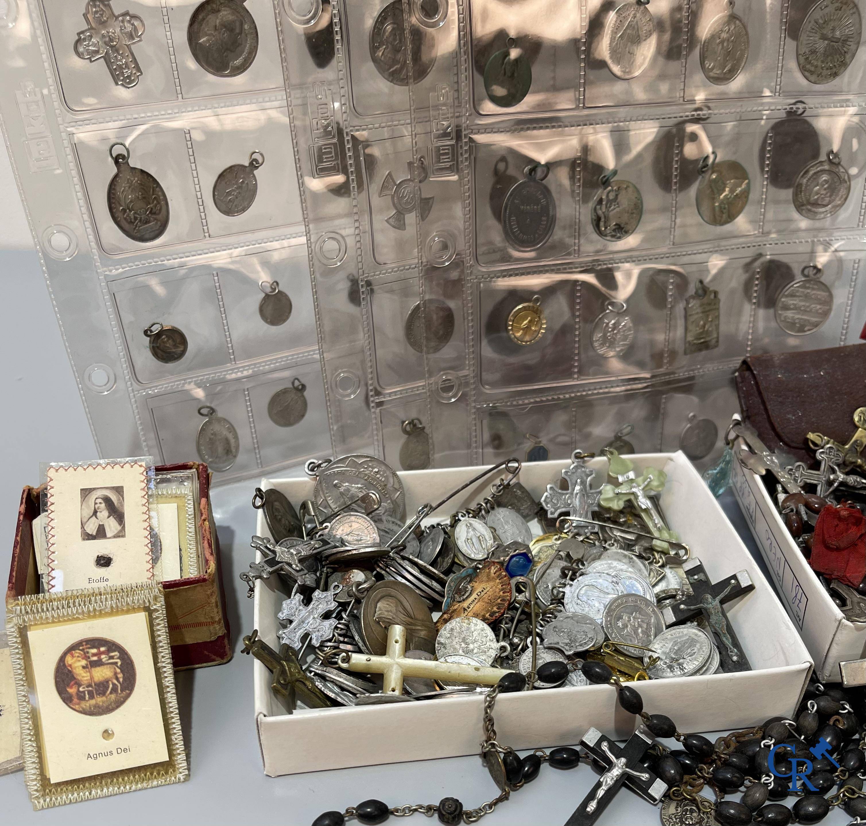 A lot with various religious objects and brocante. Including 2 frames in sepiolite, ex voto hearts, etc.