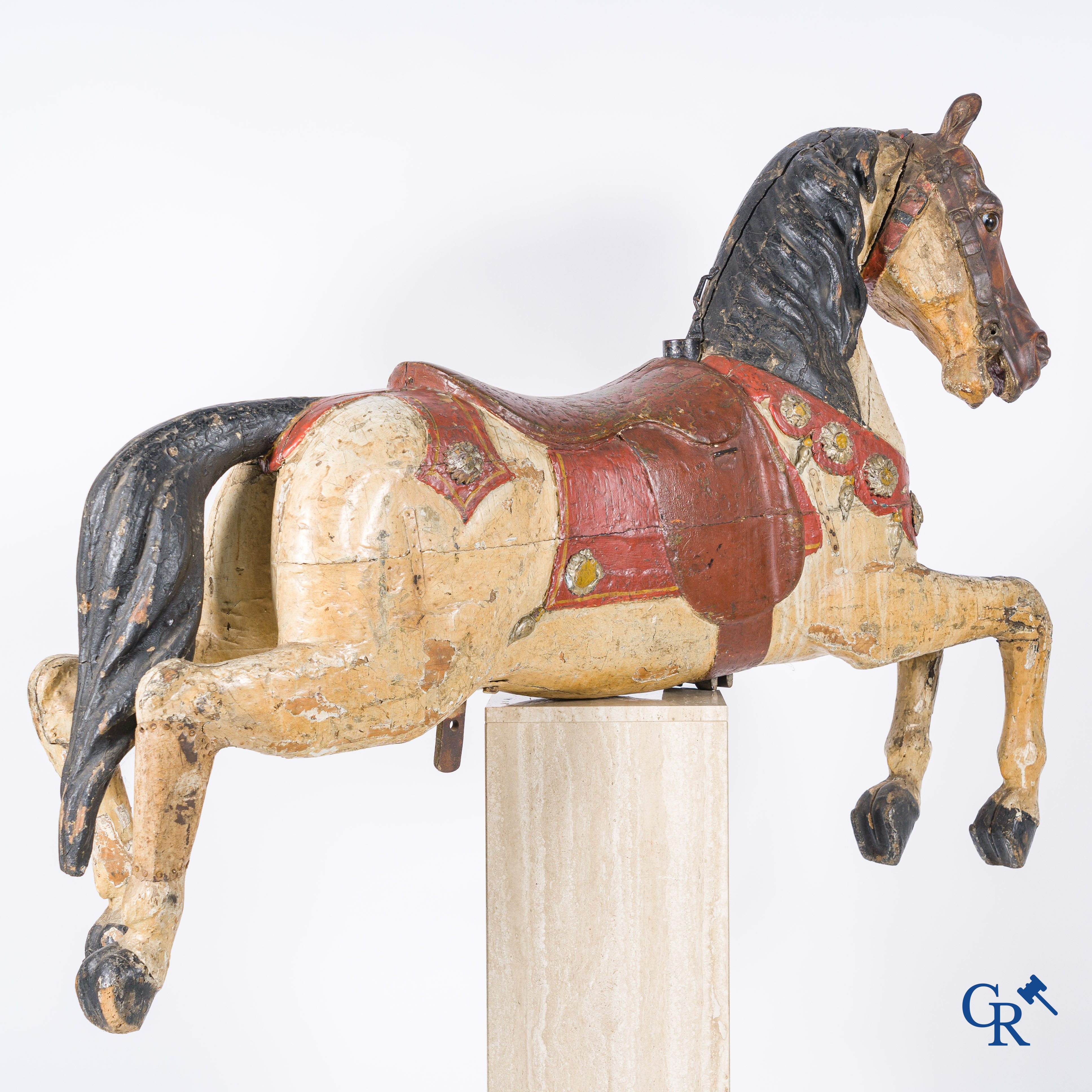 Kermis objecten, Gustave Bayol (Avignon 1859 - Angers 1931) Uitzonderlijk houtgesculpteerd carrouselpaard. Circa 1900.