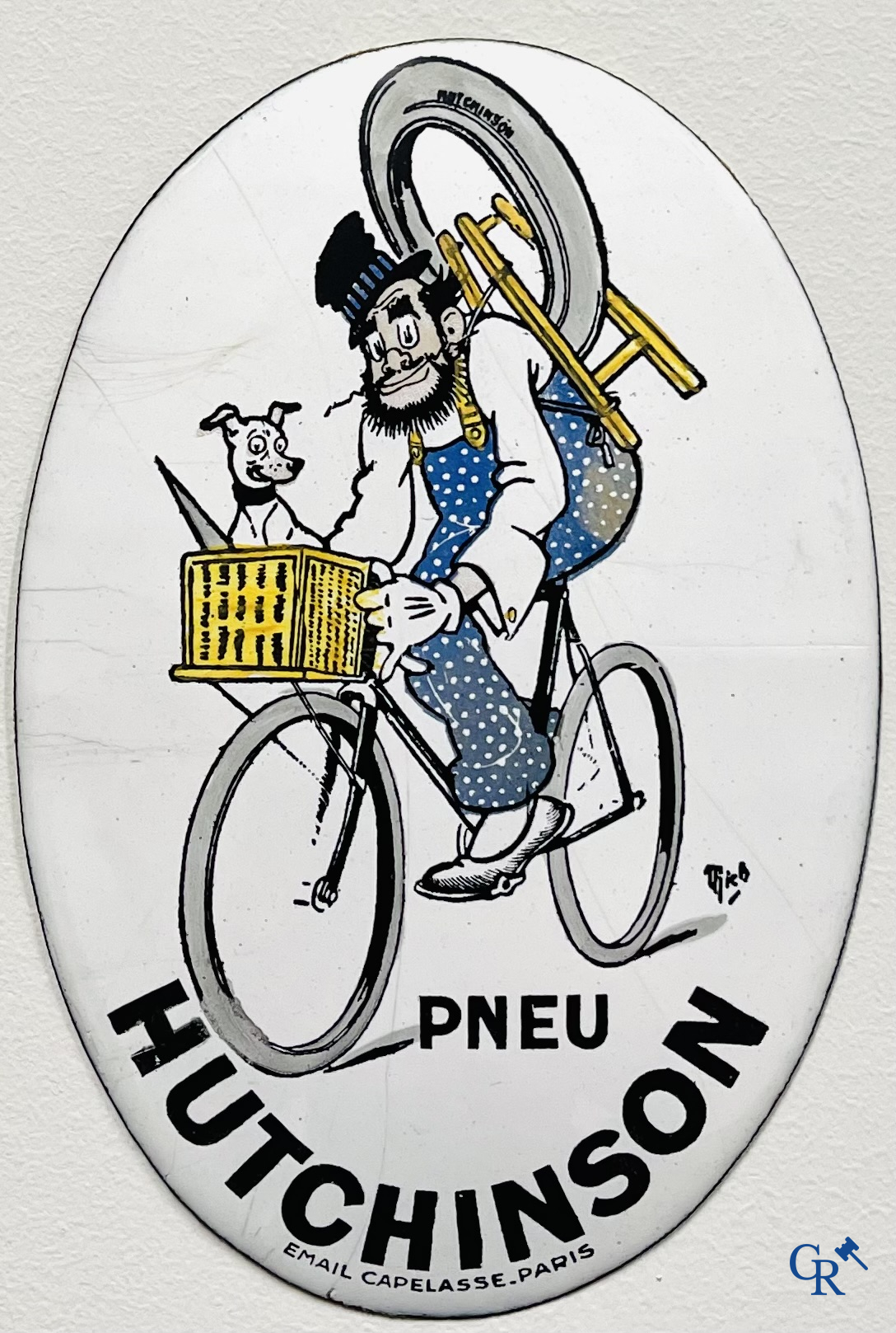 Pneu Hutchinson. Emaille reclamebord op koper voor fietsbanden. Gesigneerd Mich. Email Capelasse Paris. Circa 1920.