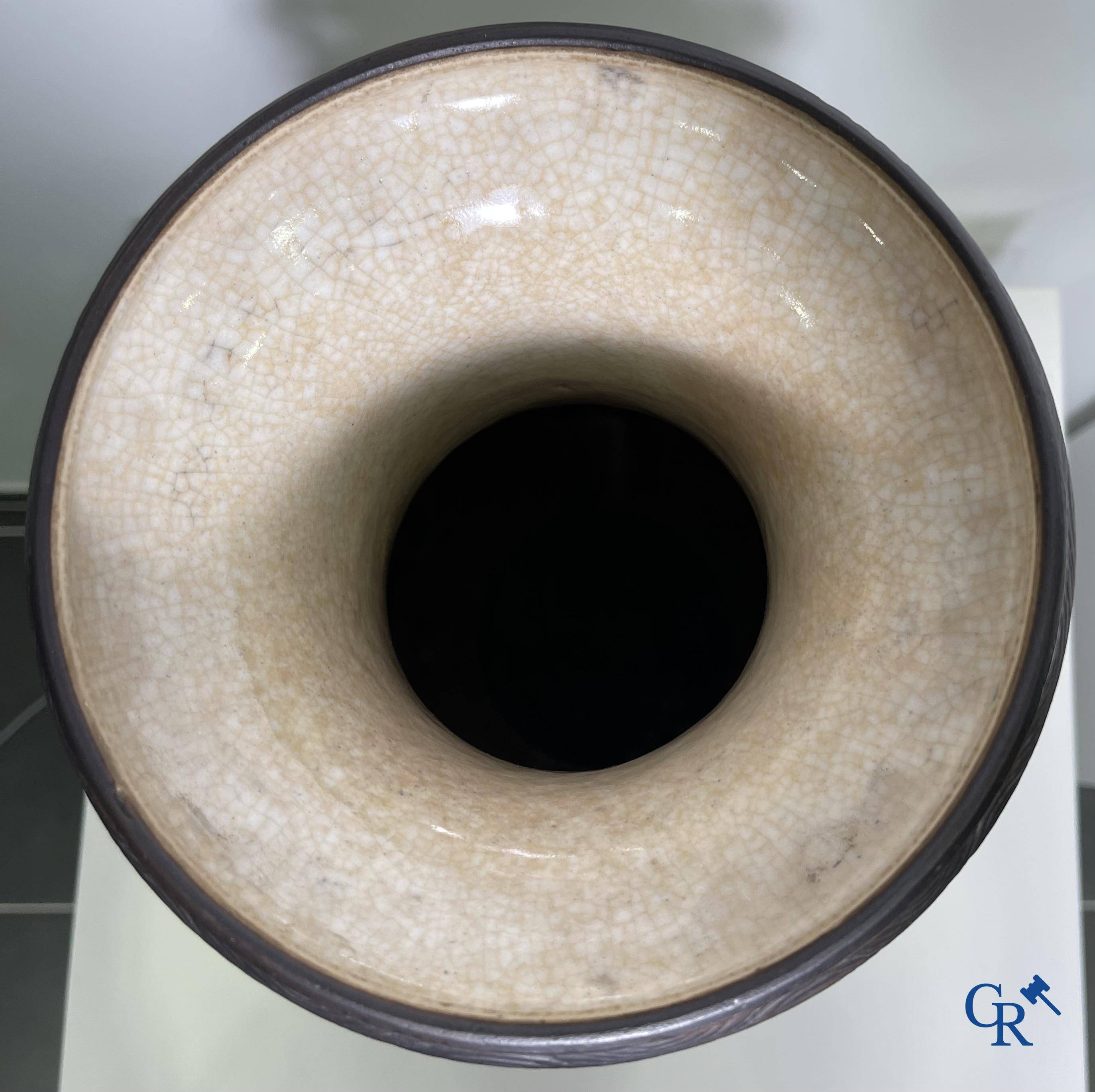 Art Asiatique : Une paire de vases Nanking Chinois décor famille rose.