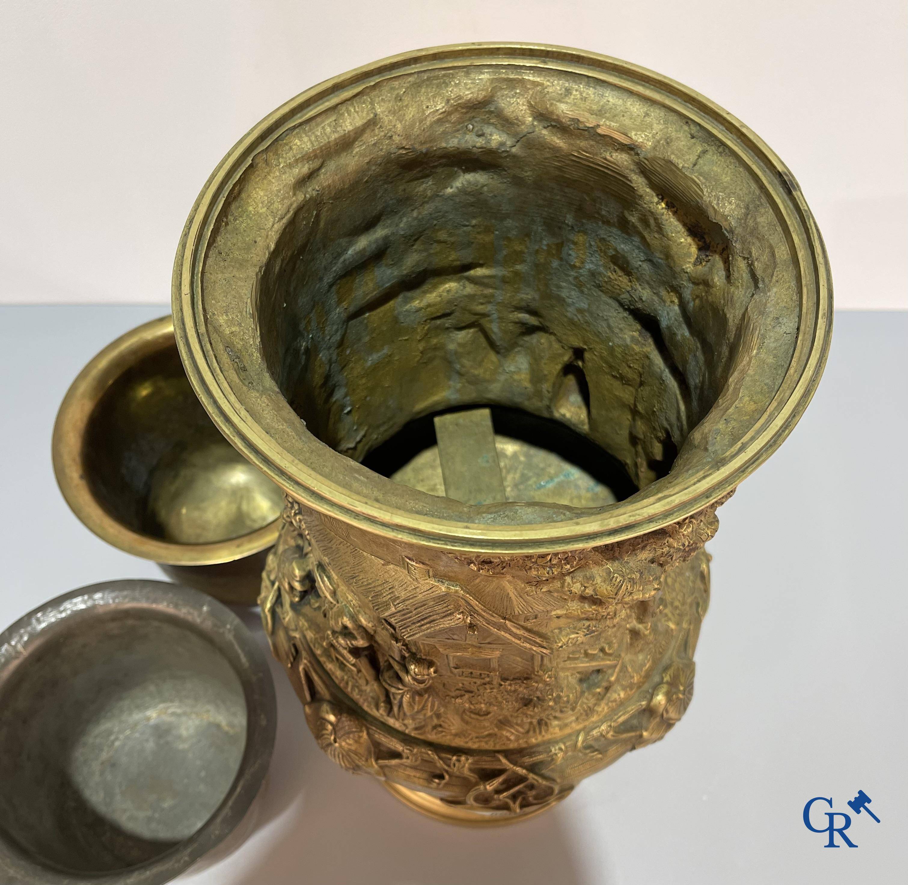 Un imposant pot à tabac en bronze finement travaillée avec les inscriptions "aimer, danser, fumer, boire".<br />
19ème siècle.