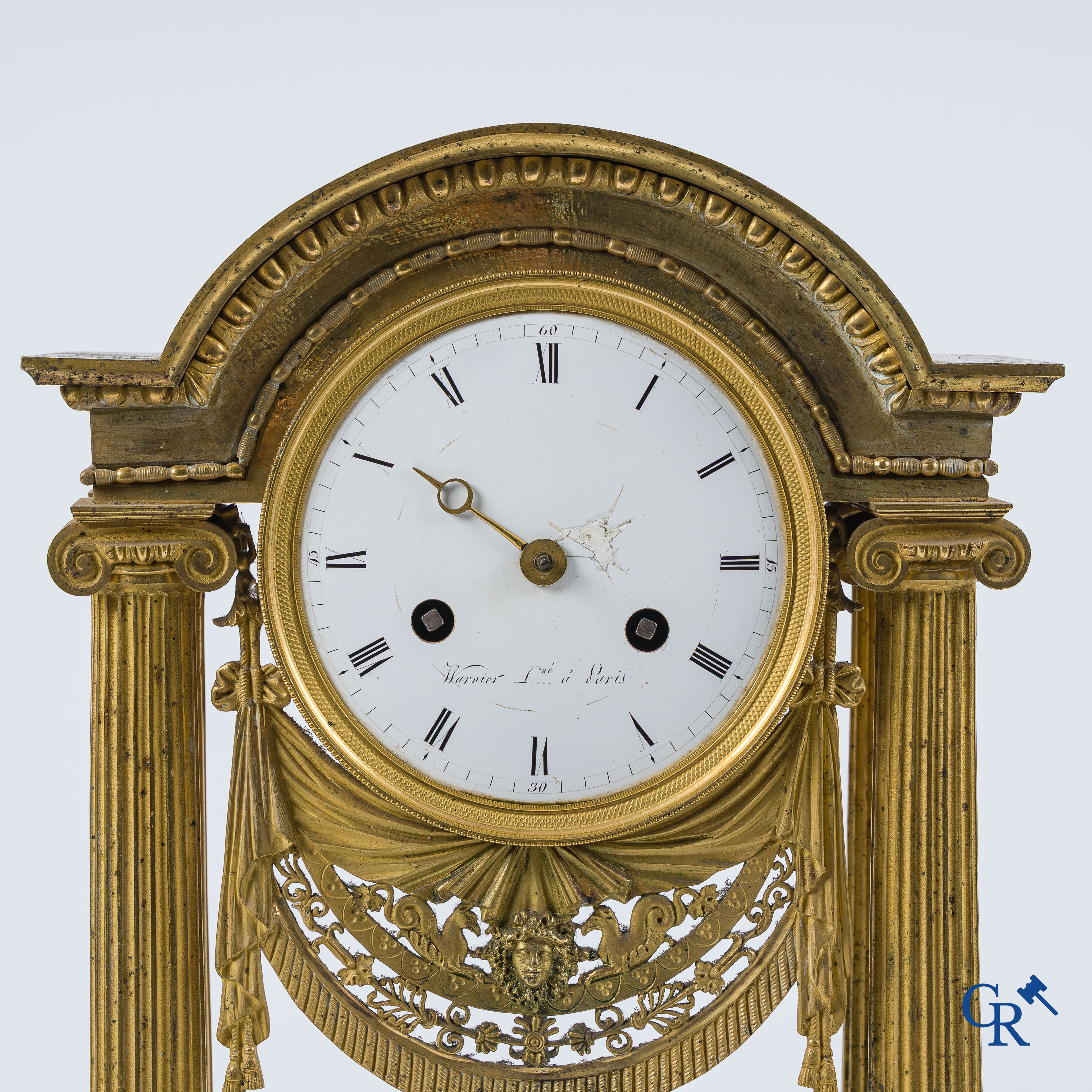 Warnier l'ainé à Paris. Portaalpendule met klassieke zuilen in fijn geciseleerd en verguld brons. Eind 18e eeuw.