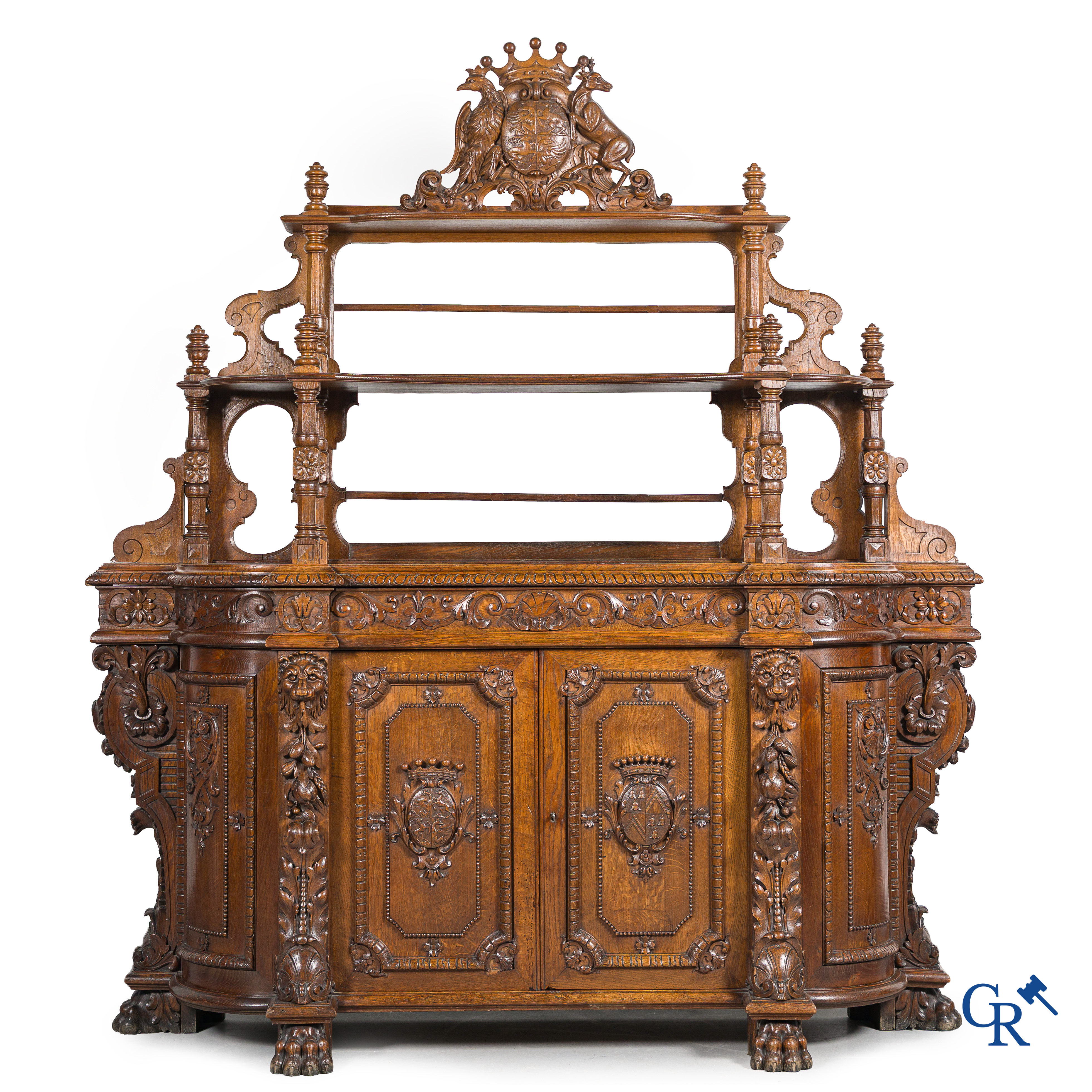 Meubelen. Rijkelijk gesculpteerd desserte meubel met wapenschilden in eikenhout. Louis XIII-stijl, 19de eeuw.