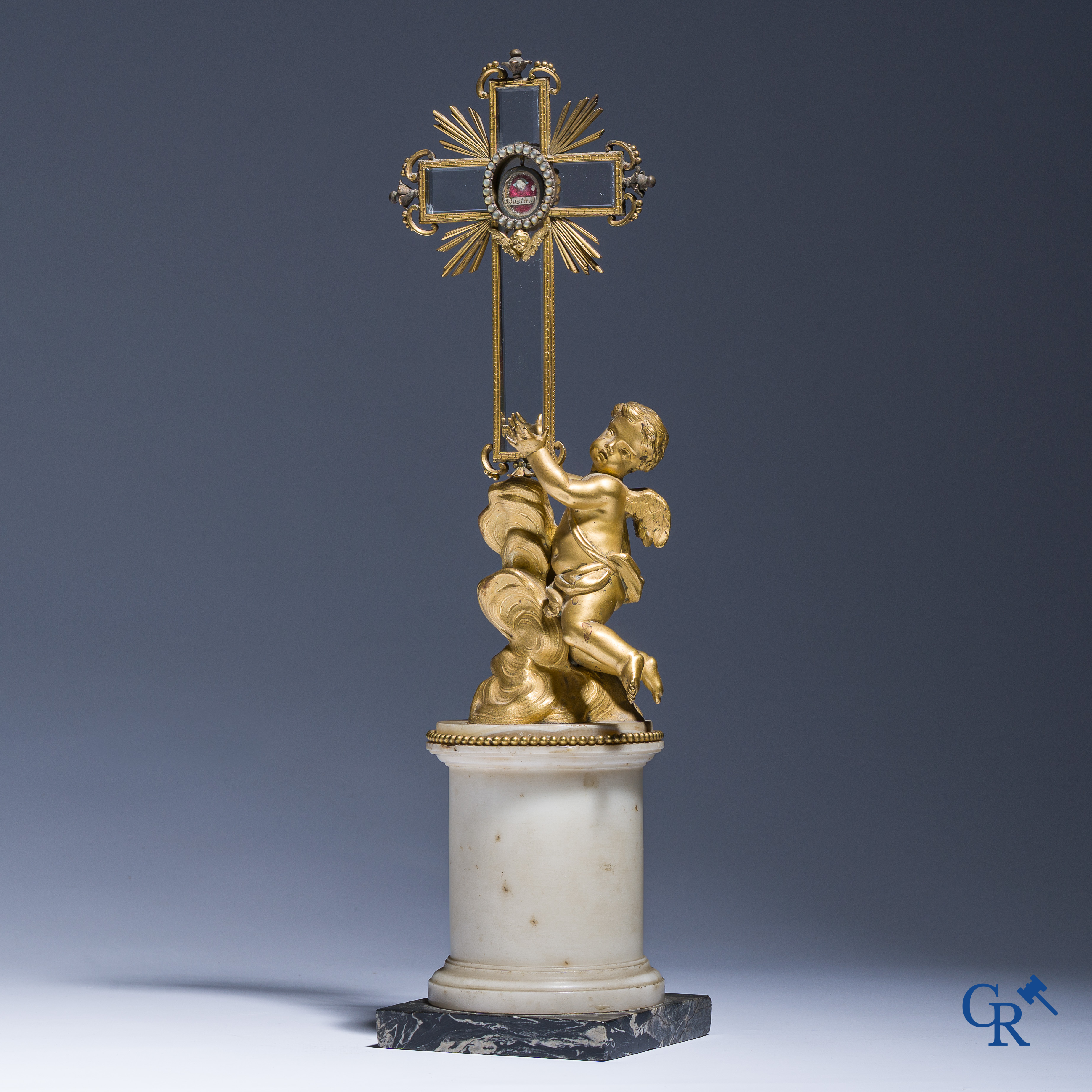 Reliquaire en bronze finement ciselé et doré. Croix sertie de cristal de roche taillé. Fin du XVIIIe siècle.