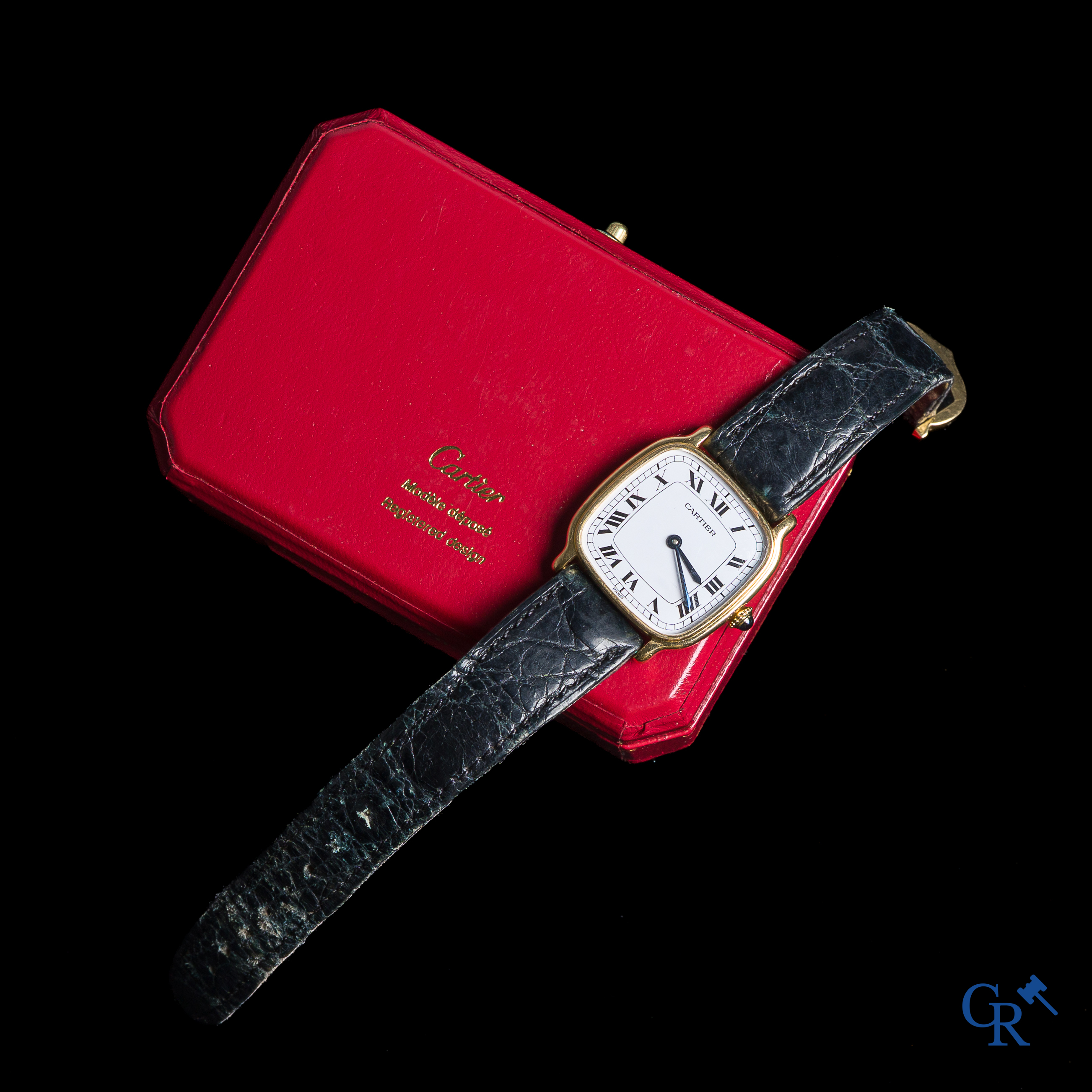 Cartier, Paris. Montre-bracelet pour dames en or jaune avec cadran en émail blanc. Chambord. Vers 1970.