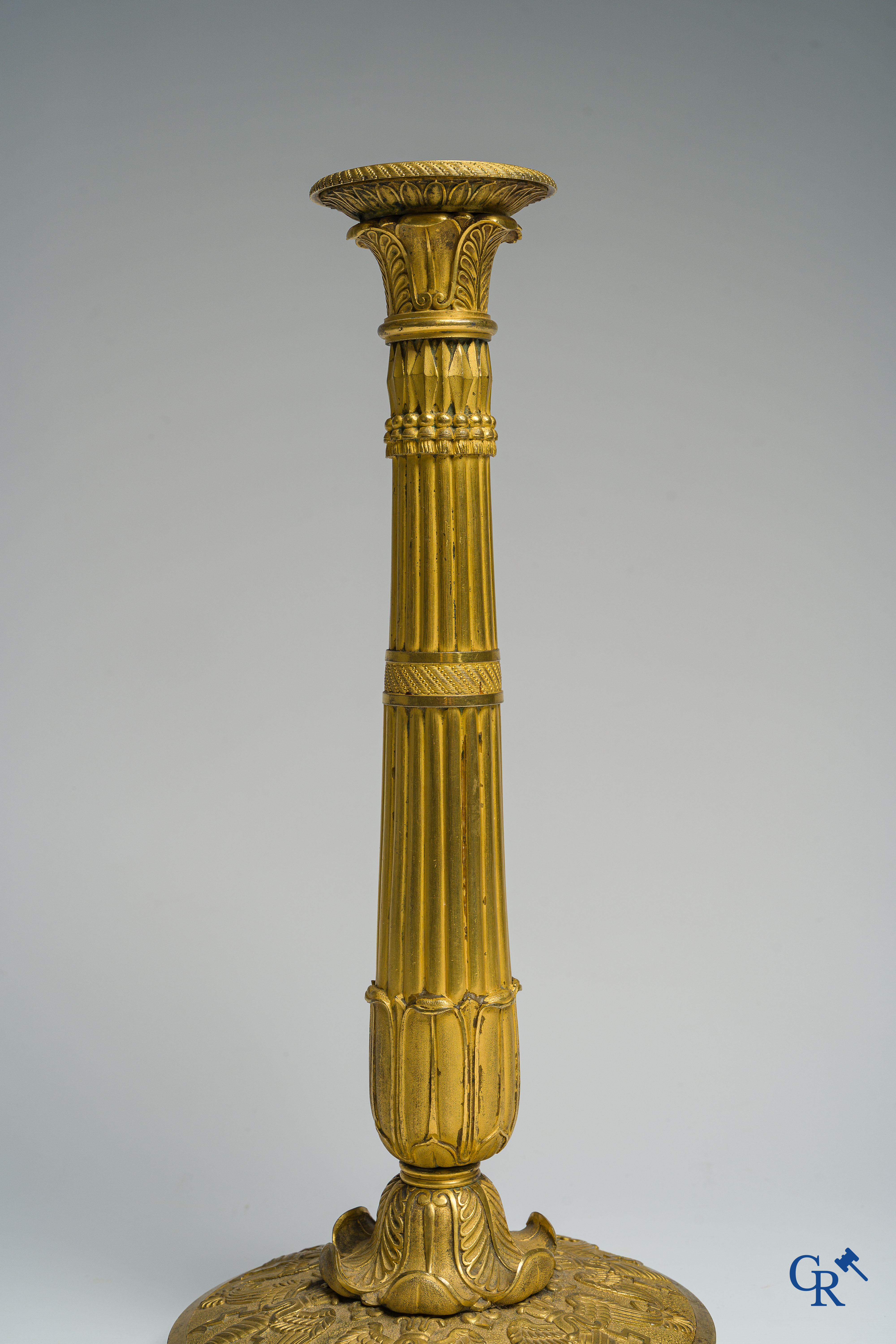 Epoque Empire. Exceptionnel et grand bougeoir en bronze finement ciselé et doré. France, vers 1810.