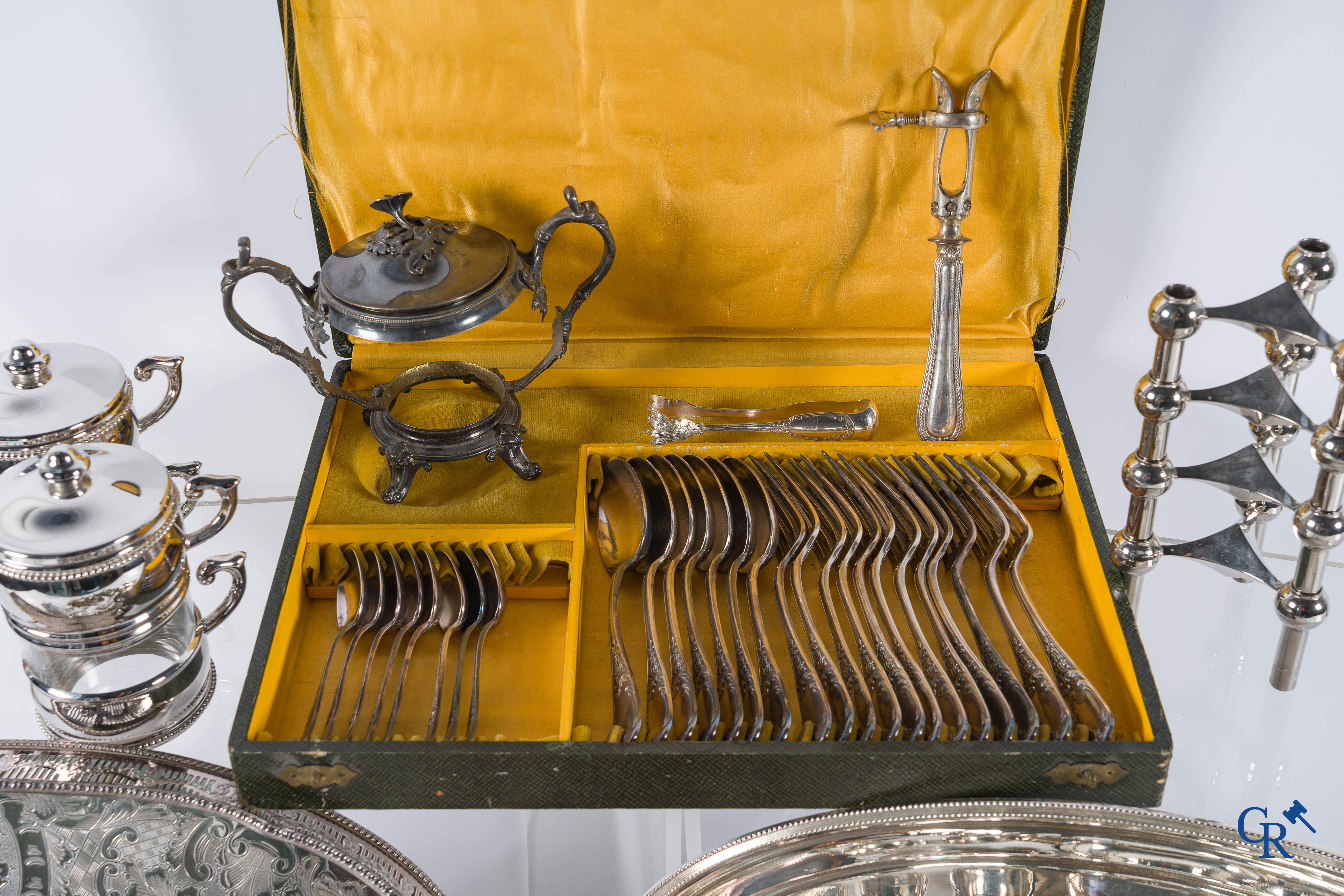Grand lot de métal argenté, couverts et couteaux en argent fourré.