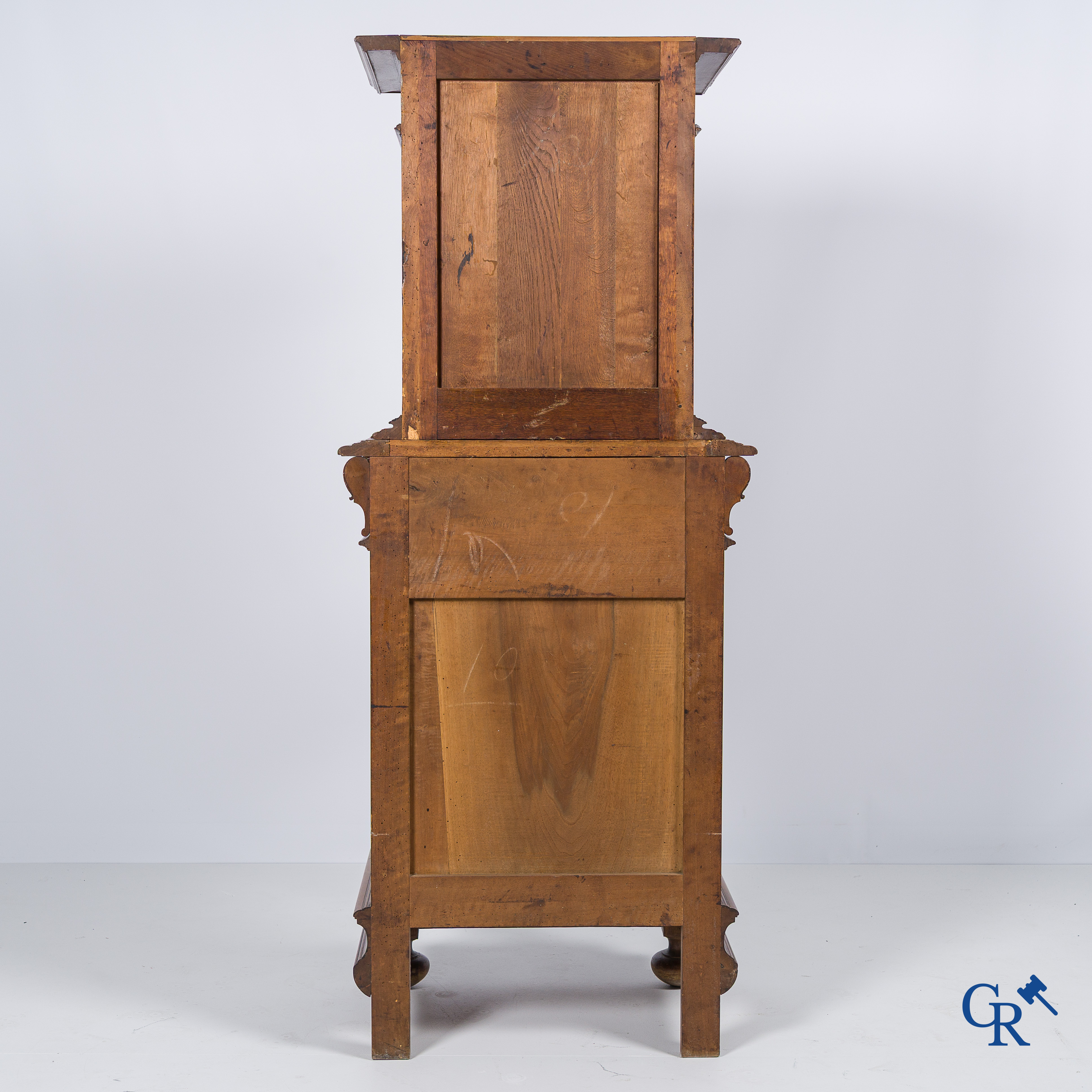 Mobilier. Meuble en noyer finement sculpté avec armoiries et masques. Style néo-Renaissance. Fin du 19ème siècle.