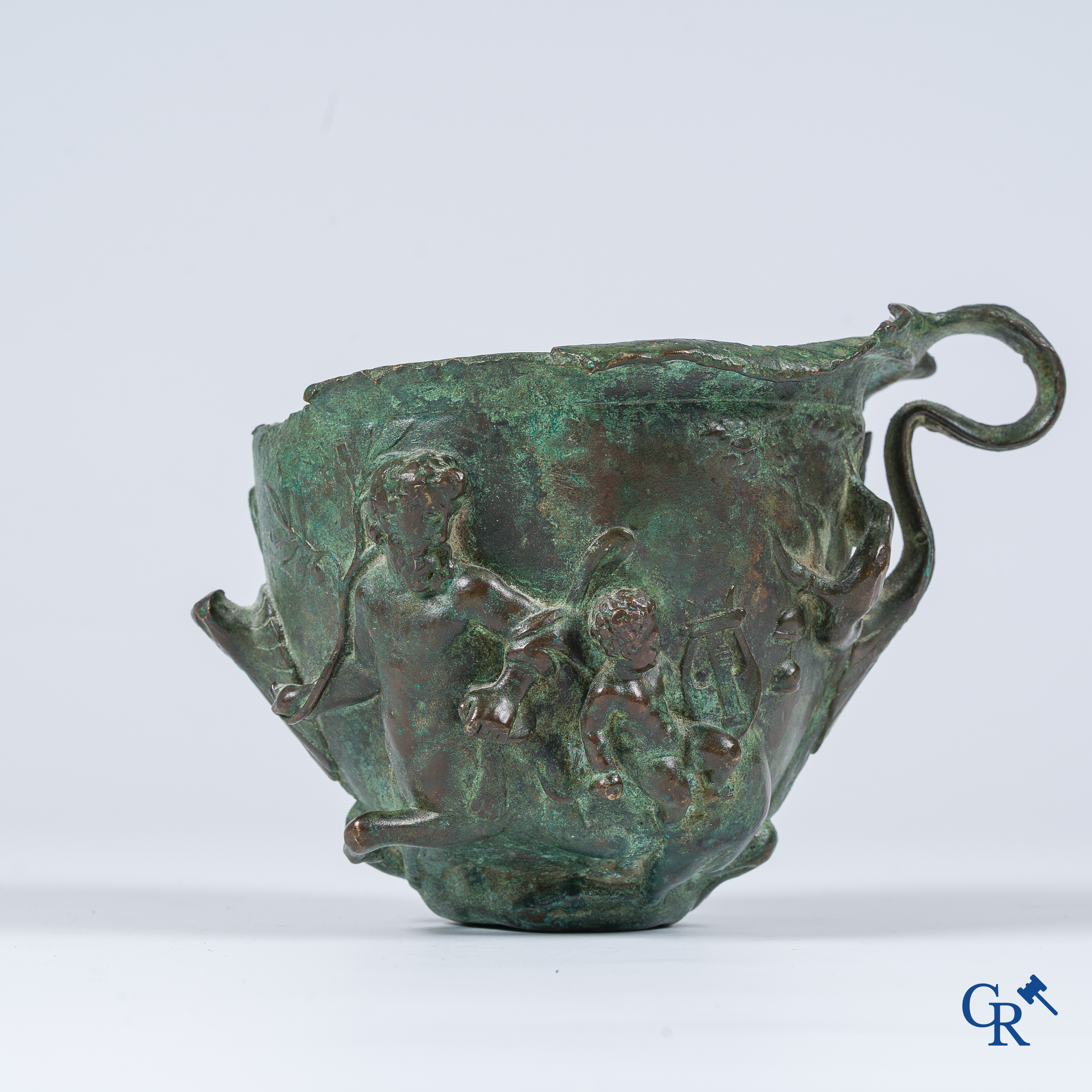 Bronzen wijnbeker naar een antiek Romeins of Grieks voorbeeld. De god Eros met de centauren. 18e-19e eeuw.