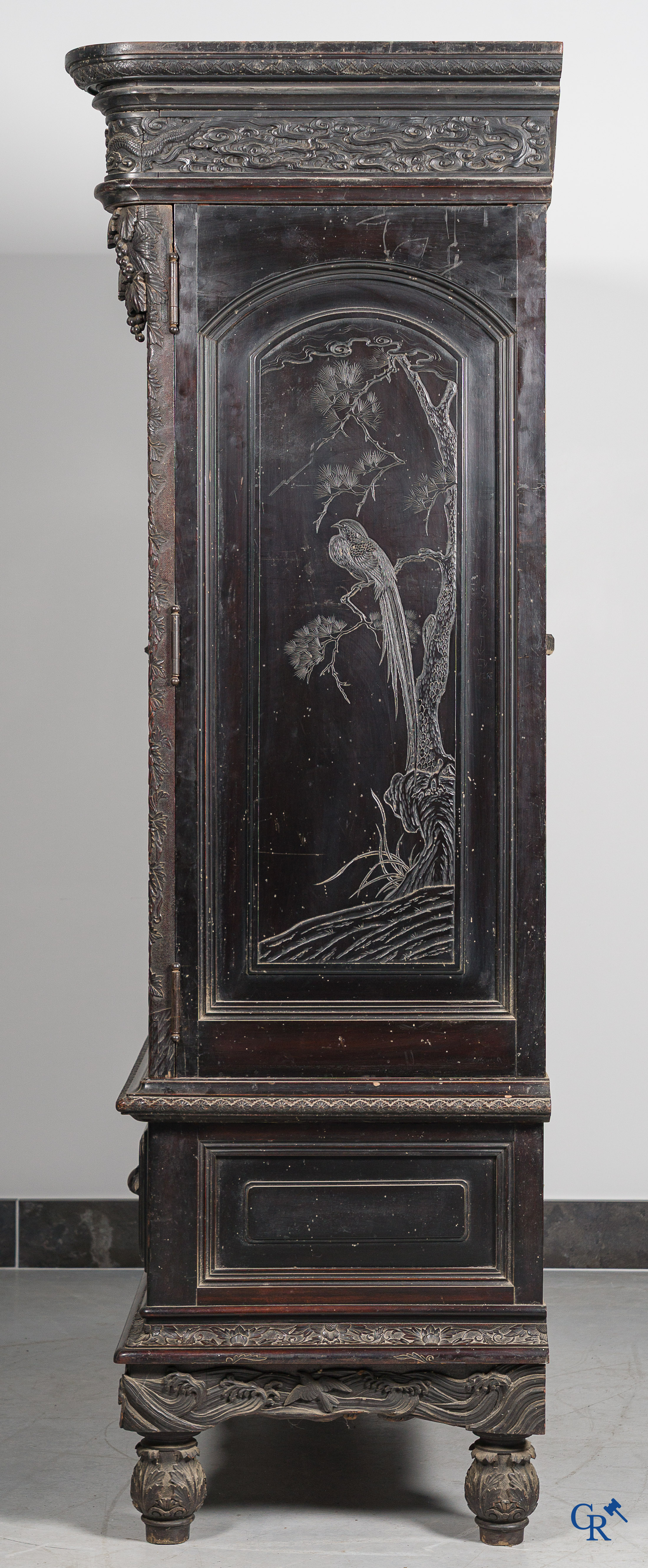 Art Asiatique. Exceptionnel et impressionnant meuble avec des panneaux chinois finement sculptés. XIXe siècle.