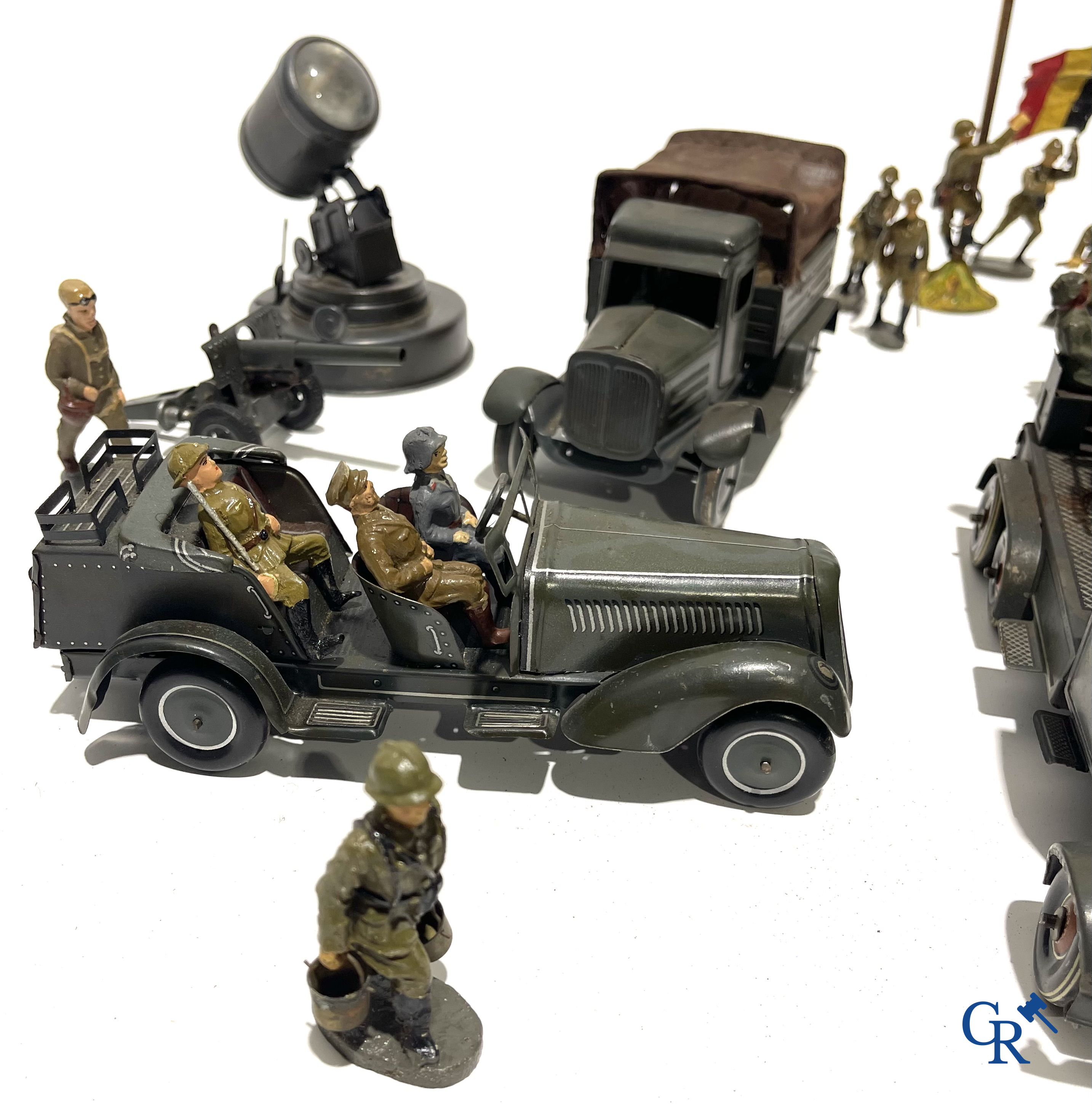 Jouets anciens. Lot de jouets militaires allemands exceptionnellement bien conservés en tôle lithographiée et des figurines en composite. Années '30-'40.