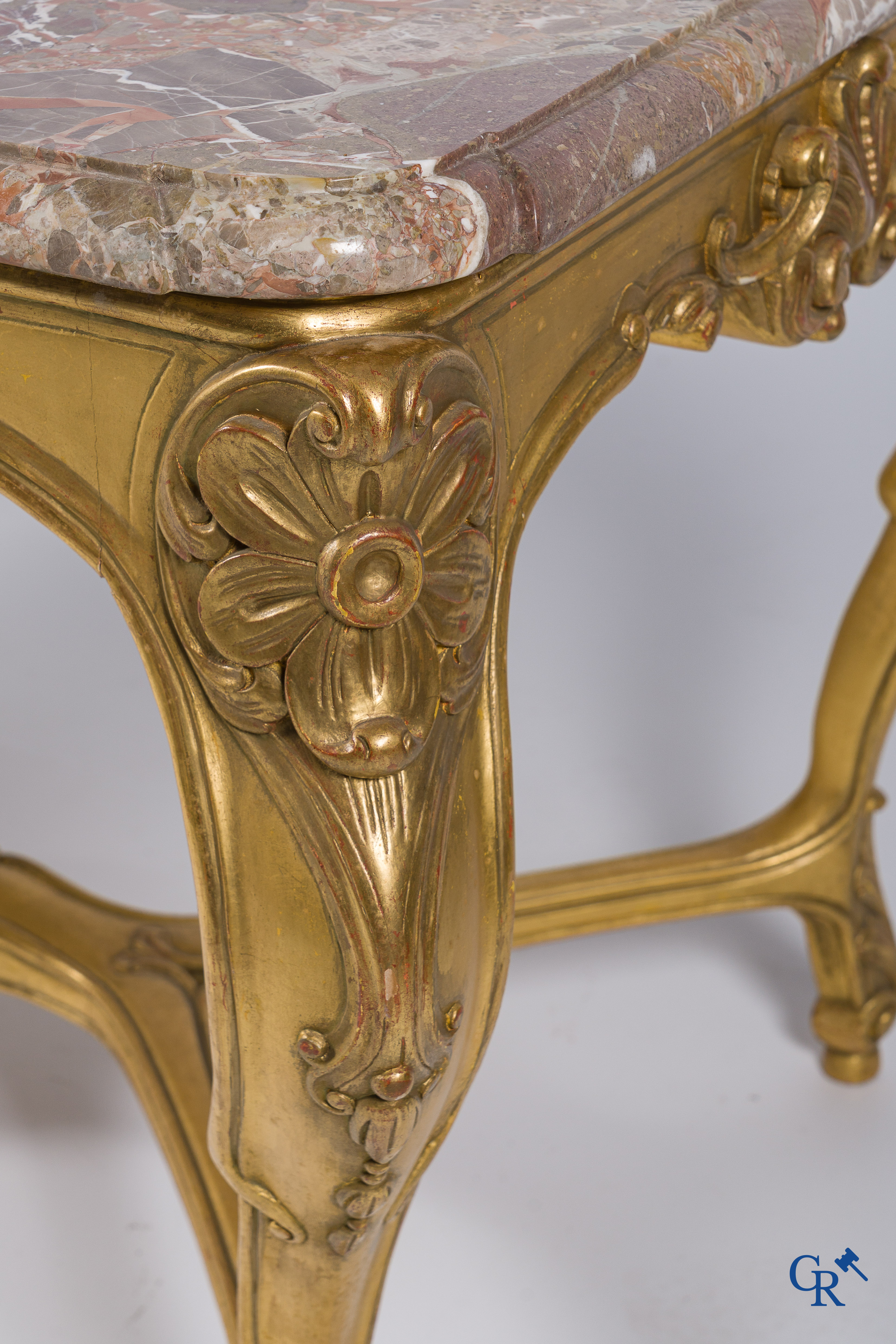 Table console en bois sculpté et doré avec plateau en marbre. Style LXV.