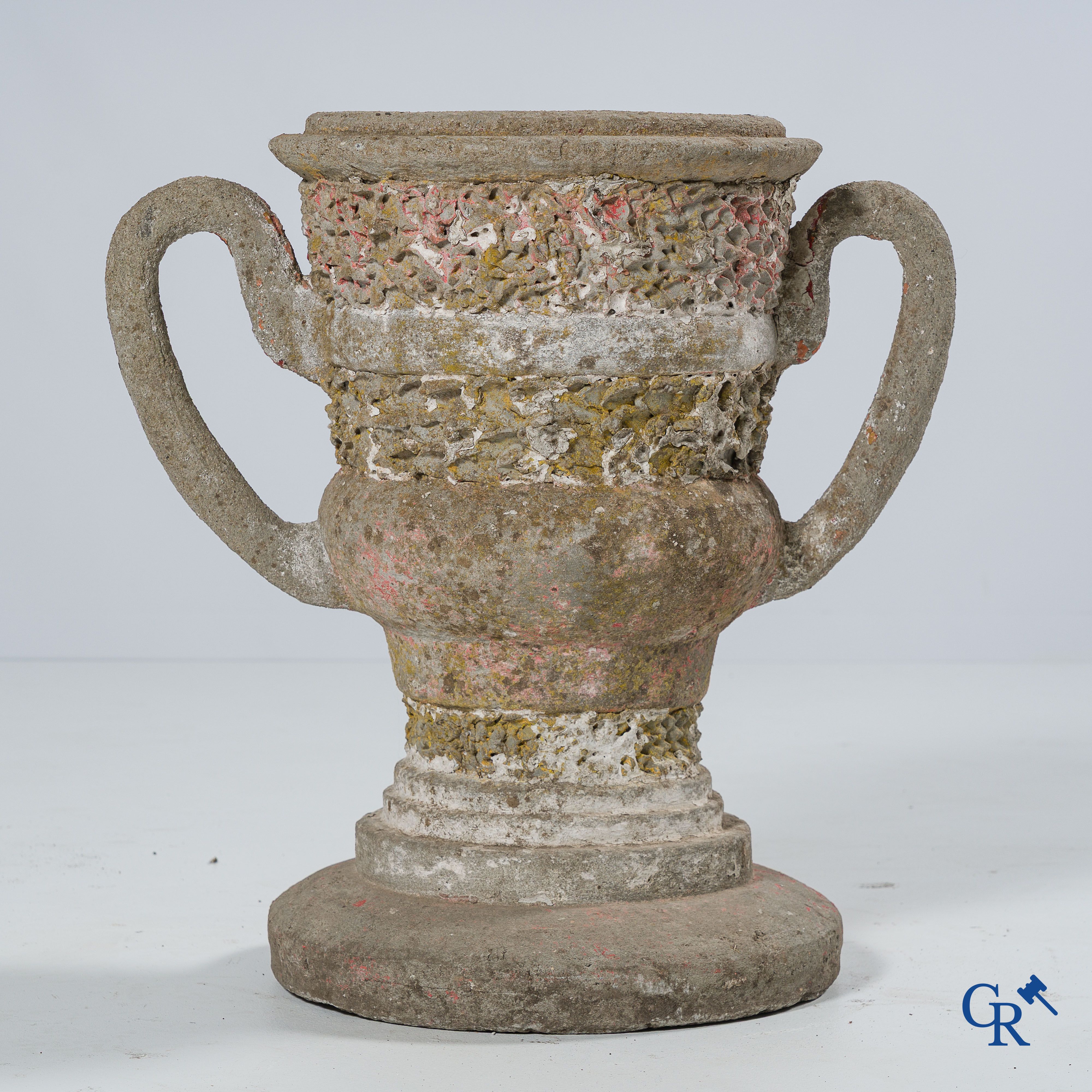 Décoration de jardin. Vase de jardin en béton peint. Vers 1930.