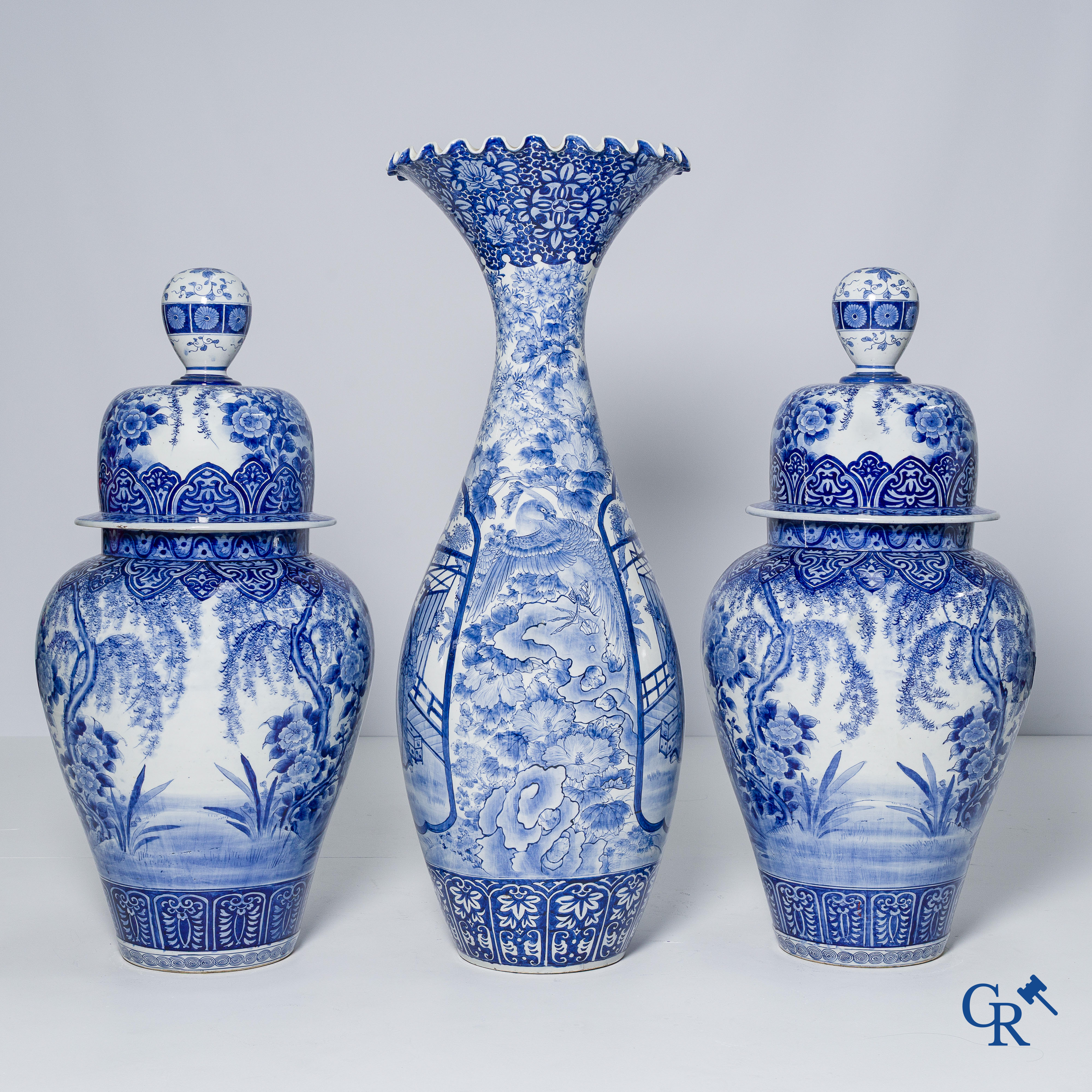 Art Asiatique. Japon. Importante paire de vases bleu et blanc en porcelaine. On y joint un grand vase japonais. 19ème siècle.