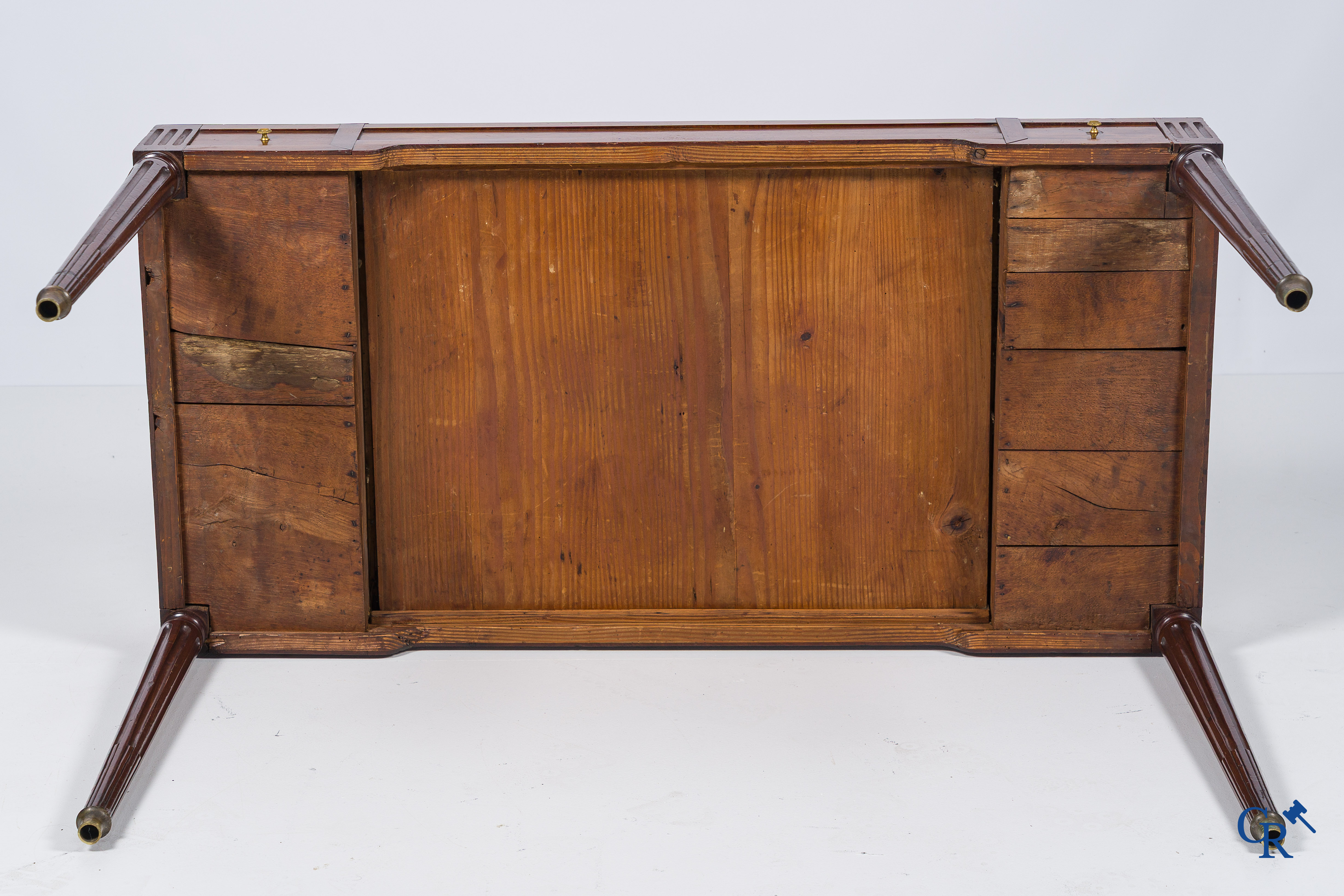 Epoque LXVI. Table à jeu en acajou, placage d'ébène et divers types d'incrustations. Fin XVIIIème.