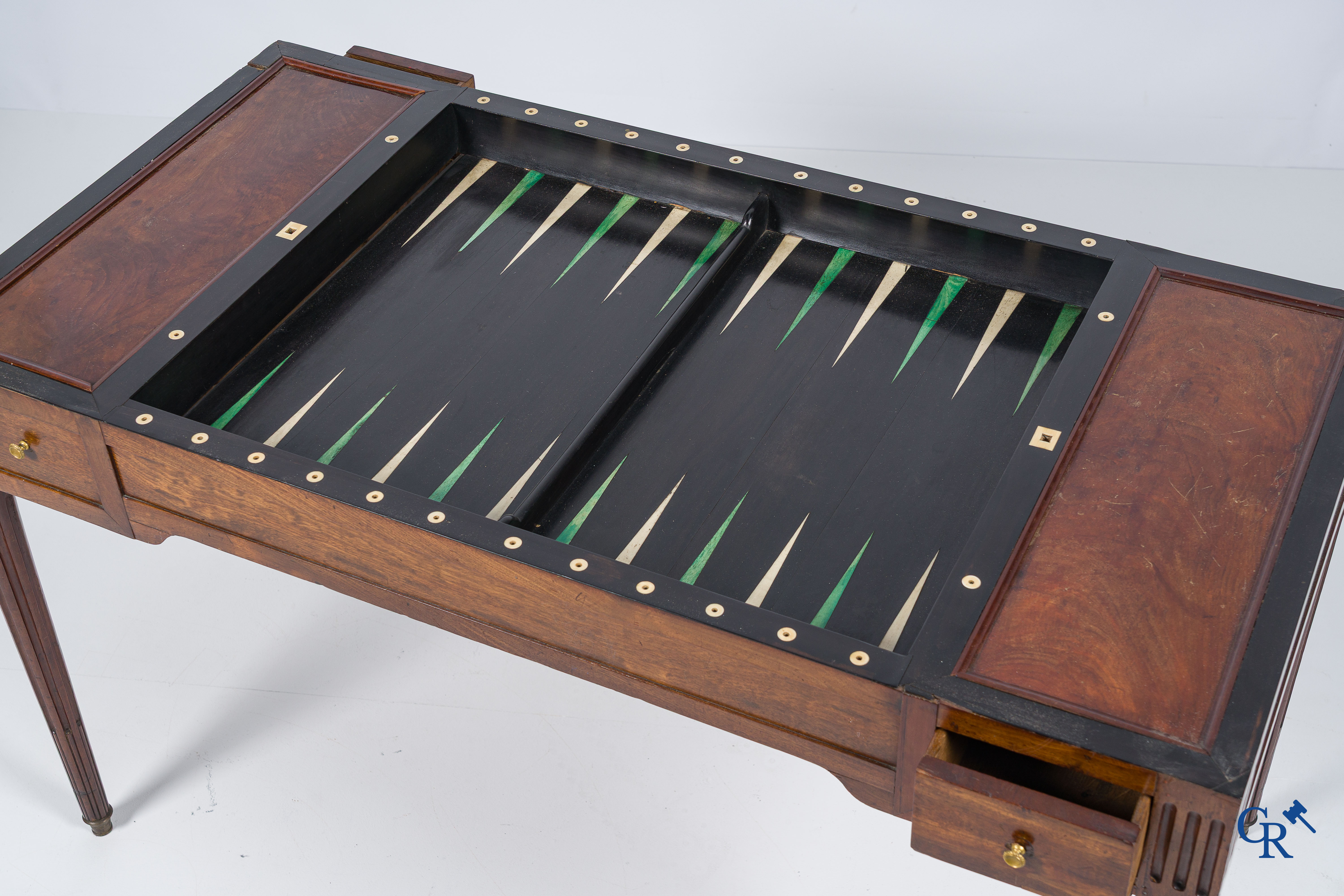Epoque LXVI. Table à jeu en acajou, placage d'ébène et divers types d'incrustations. Fin XVIIIème.