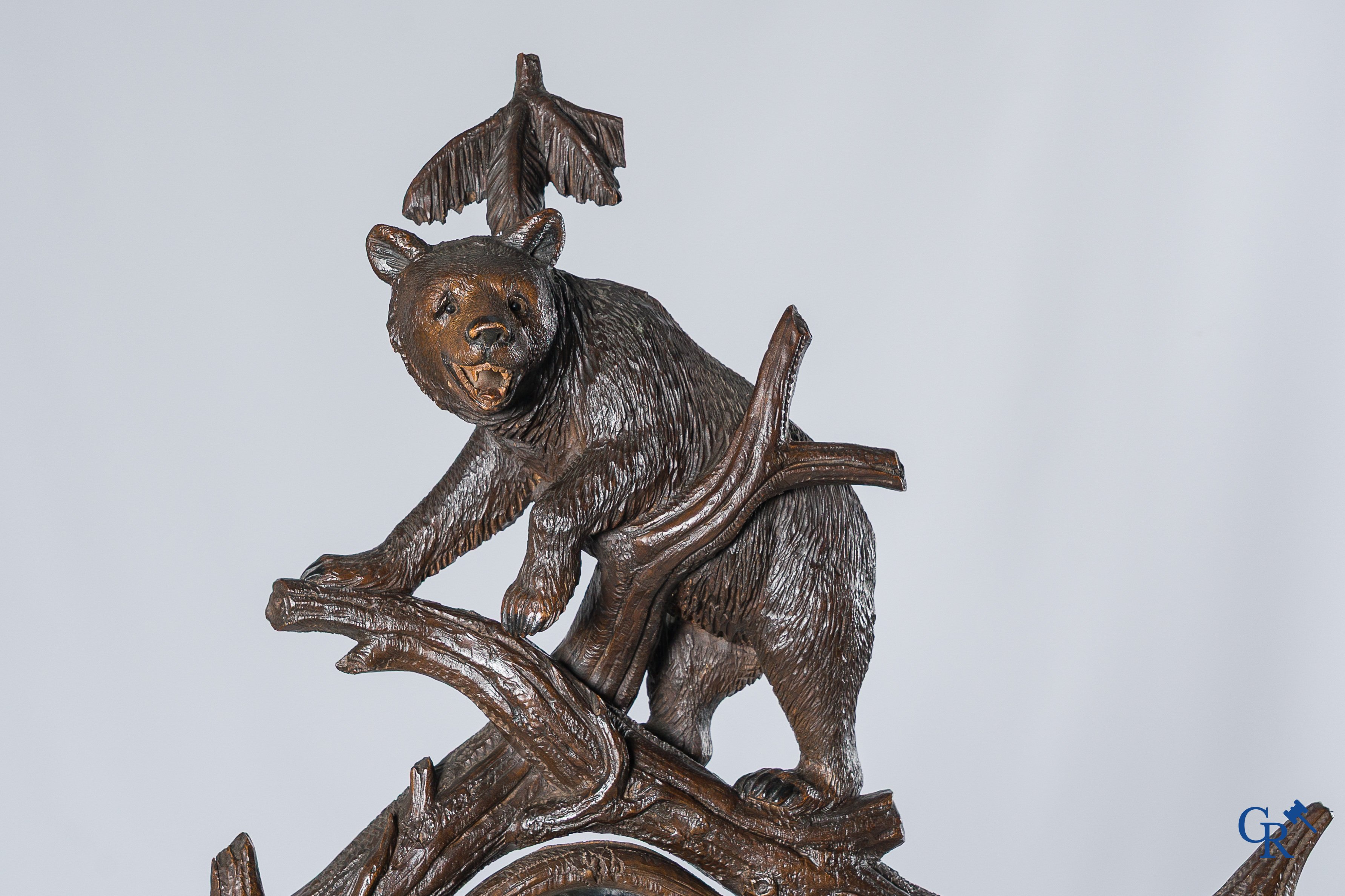 Région Forêt Noire. "Black forest" porte manteau aux ours en tilleul sculpté. Vers 1890.