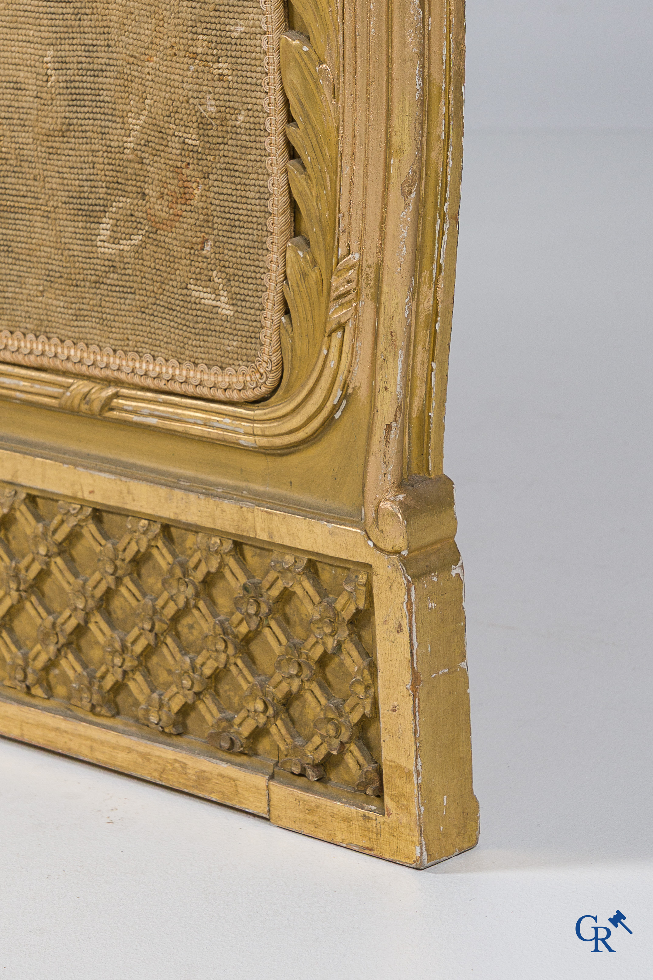 Paravent 3 pièces en bois finement sculpté et doré, décoré de broderie. Style LXV, vers 1900.