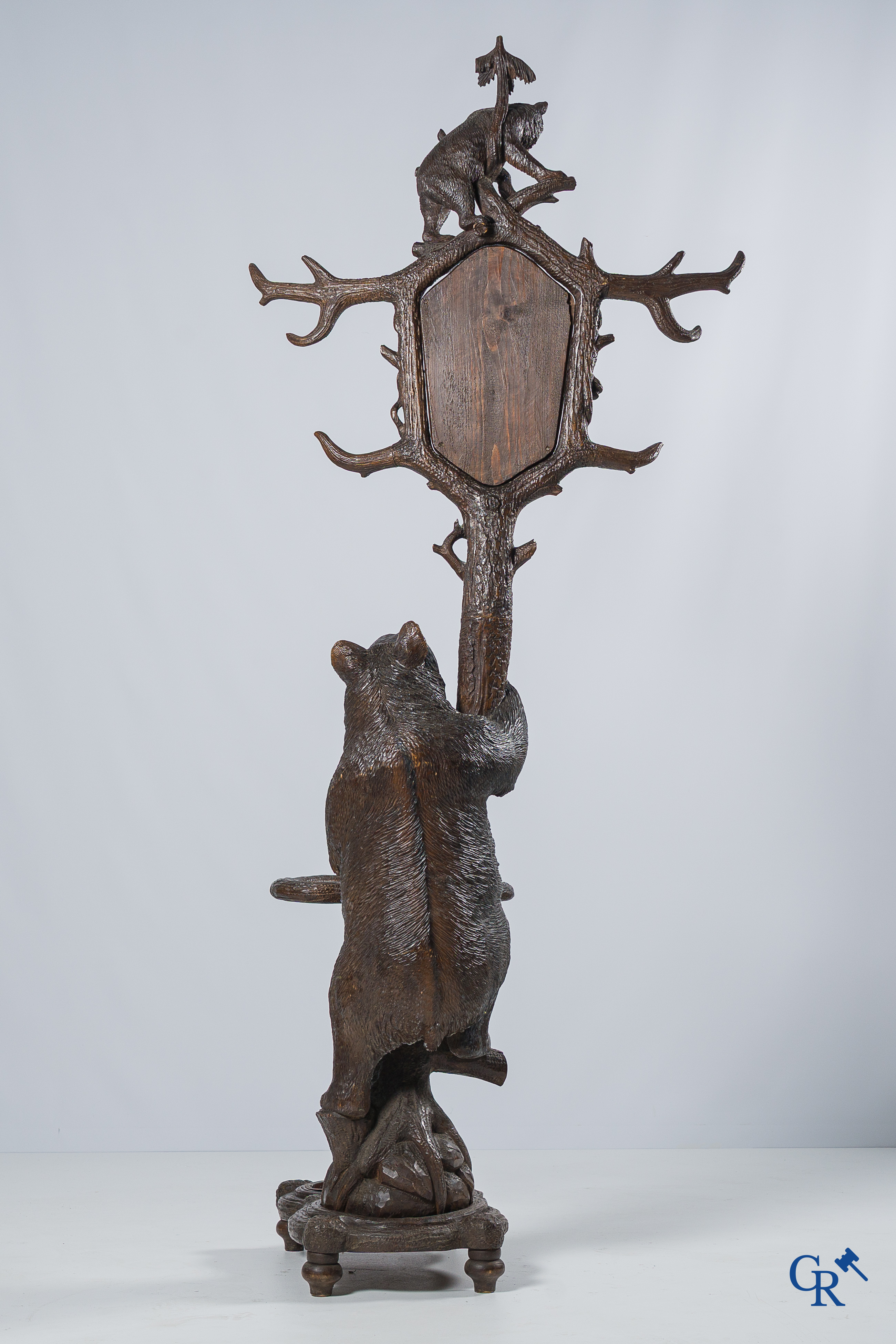 Région Forêt Noire. "Black forest" porte manteau aux ours en tilleul sculpté. Vers 1890.